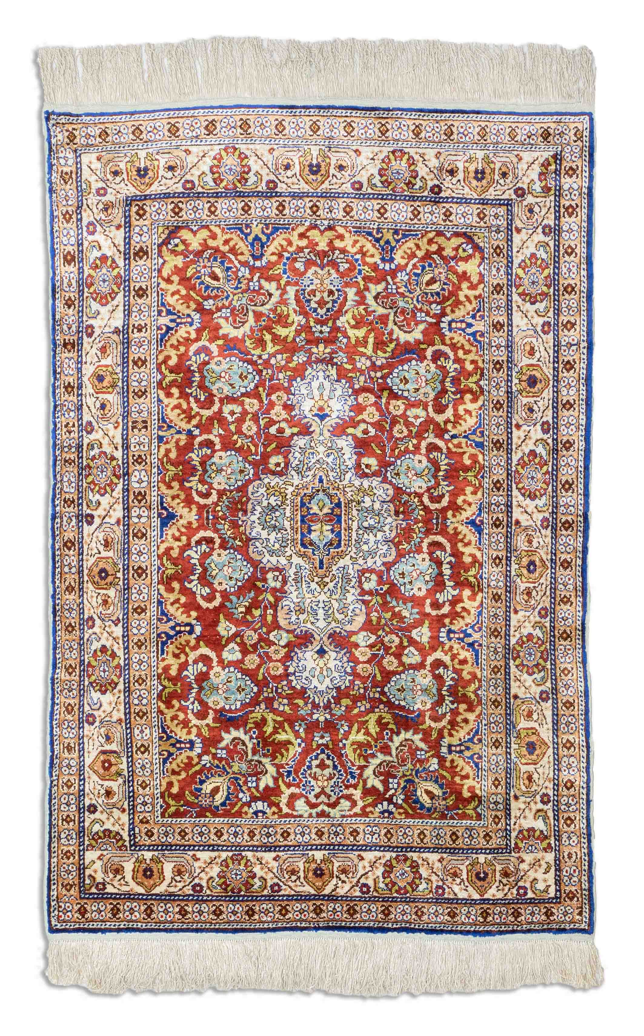 Eine Fotoaufnahme eines Hereke Teppichs.