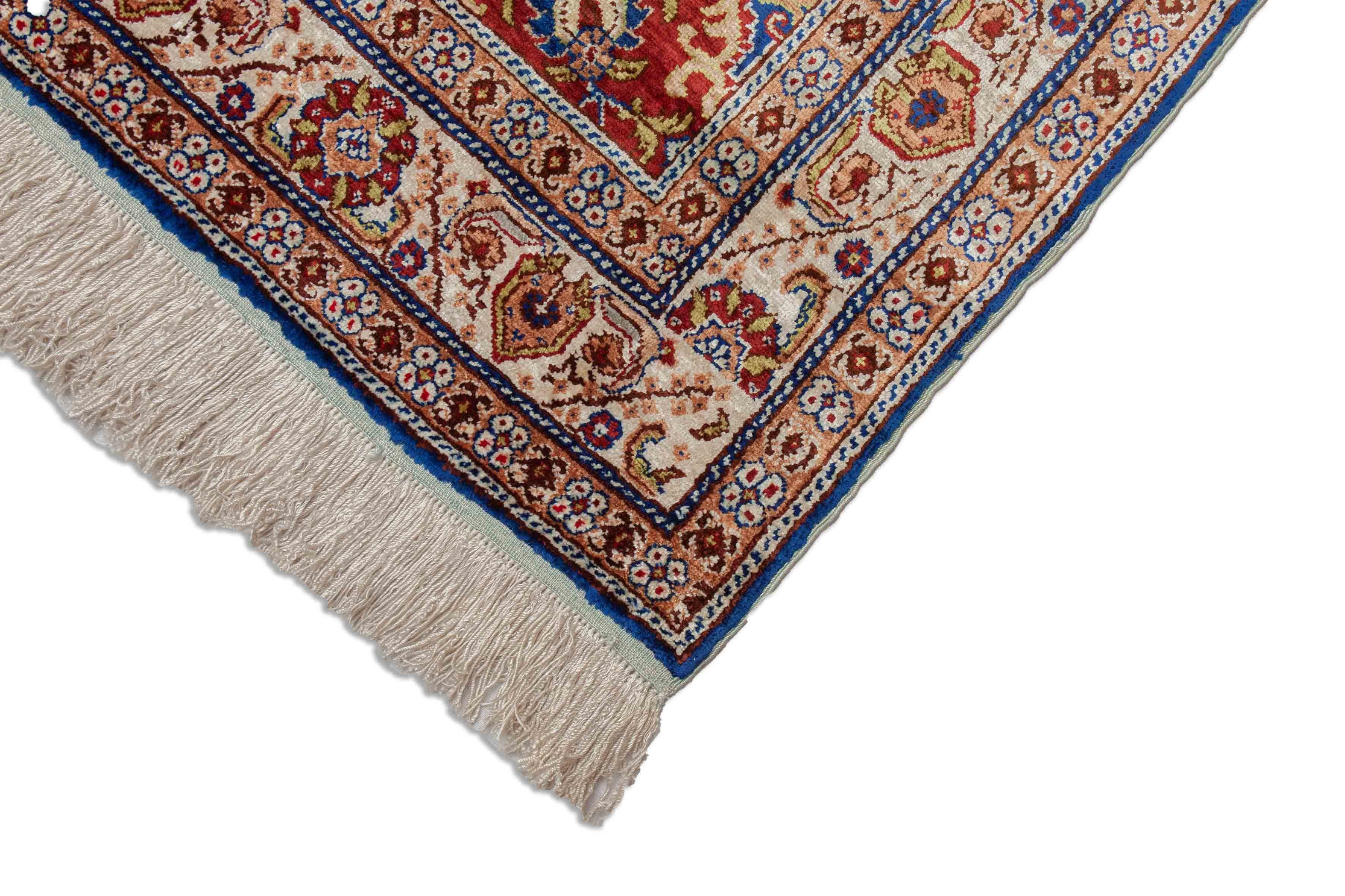 Eine Fotoaufnahme eines Hereke Teppichs.