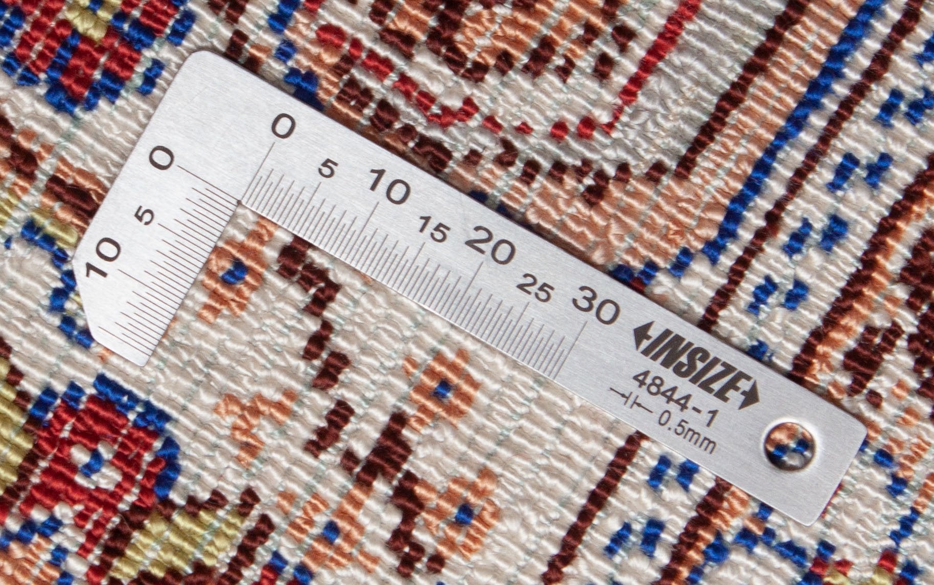 Eine Fotoaufnahme eines Hereke Teppichs.