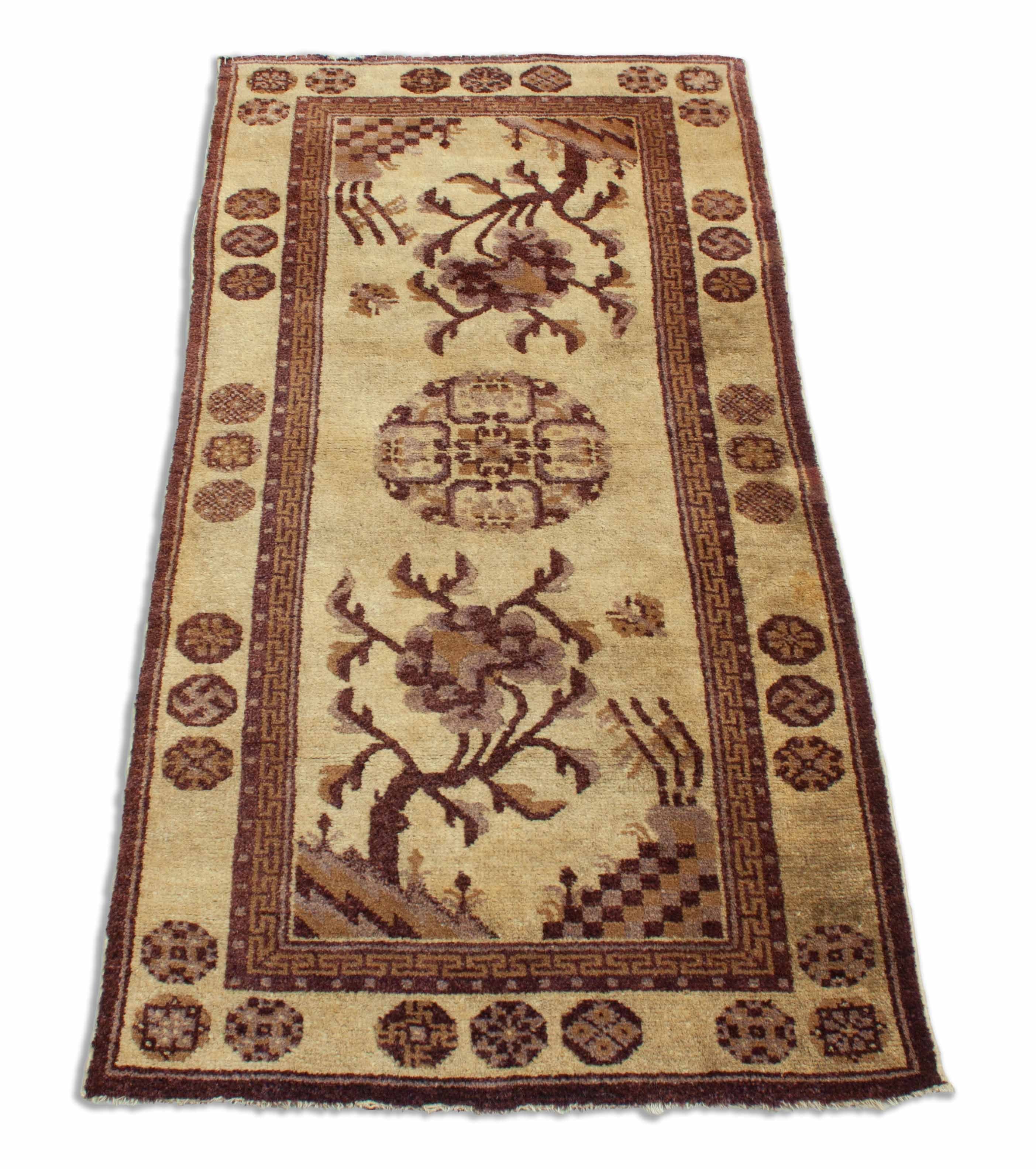 Eine Fotoaufnahme eines US Import China Teppich Teppichs.