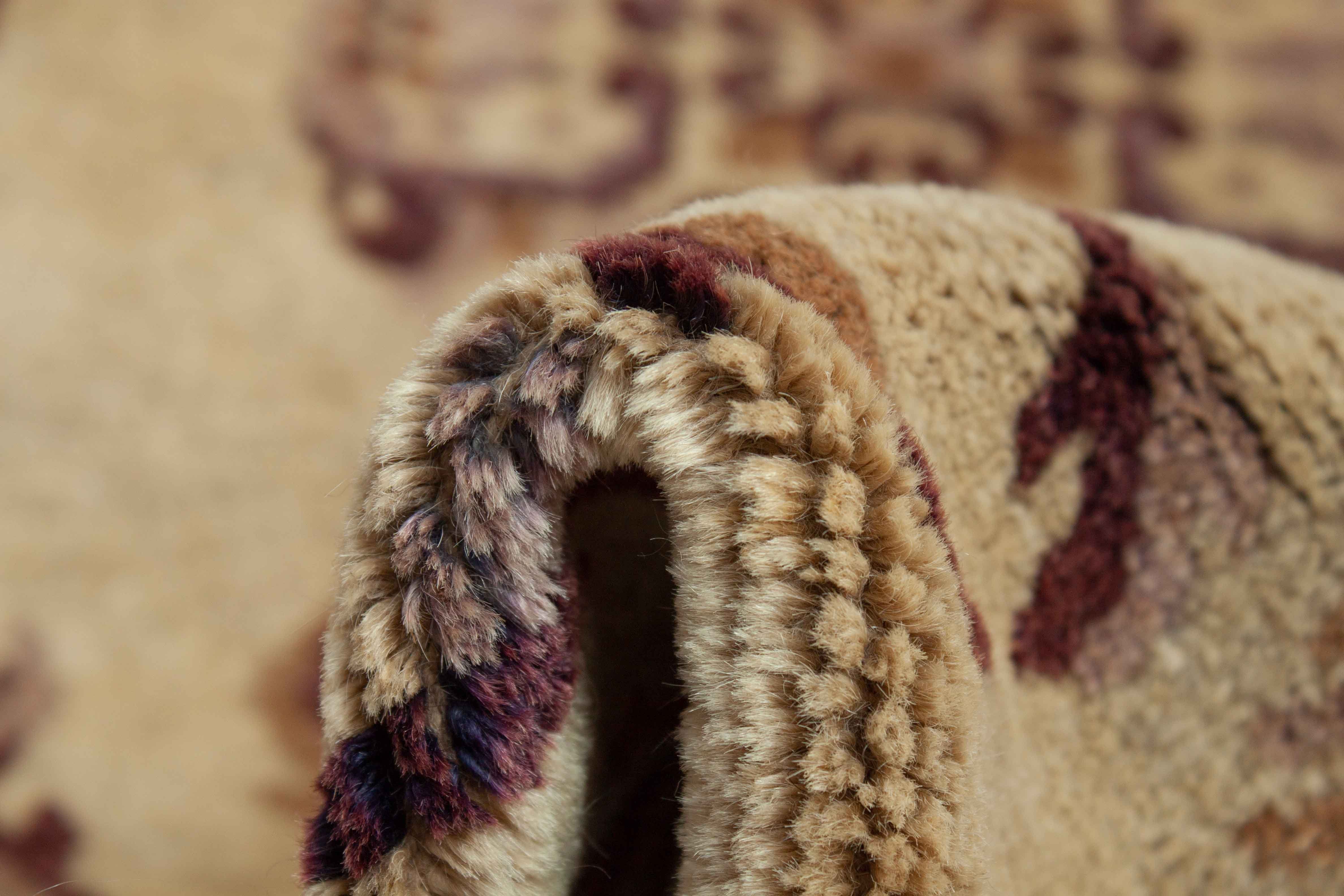 Eine Fotoaufnahme eines US Import China Teppich Teppichs.