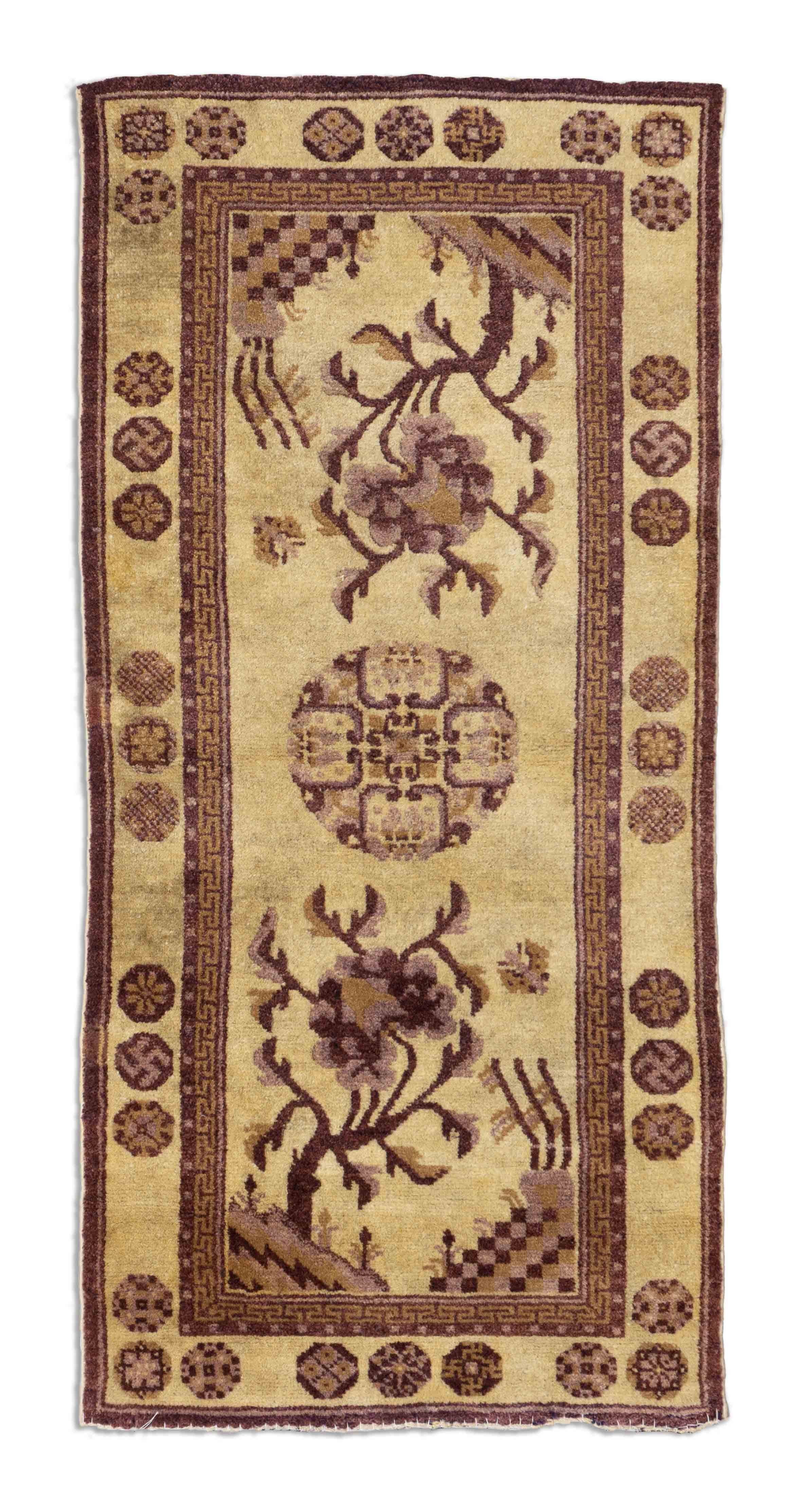 Eine Fotoaufnahme eines US Import China Teppich Teppichs.