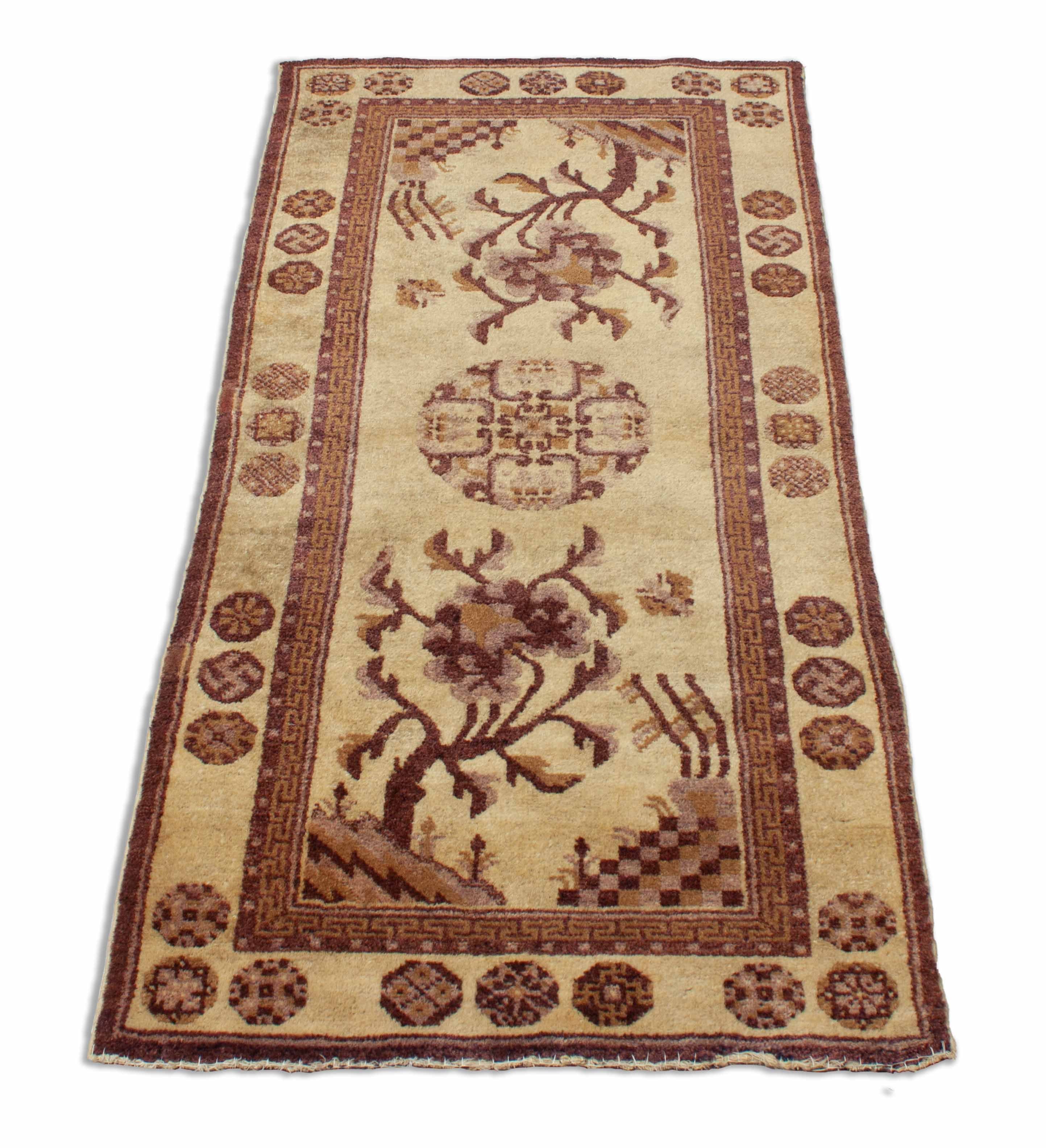 Eine Fotoaufnahme eines US Import China Teppich Teppichs.