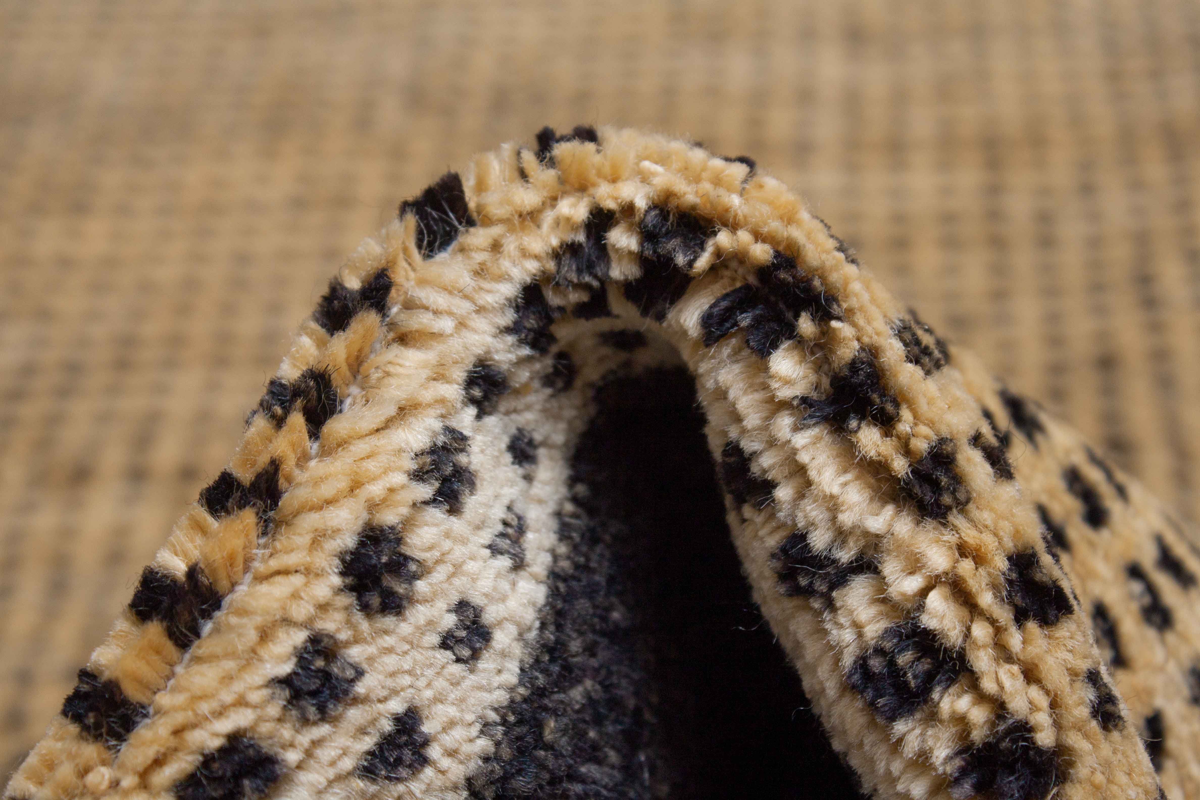 Eine Fotoaufnahme eines Lori Teppichs.