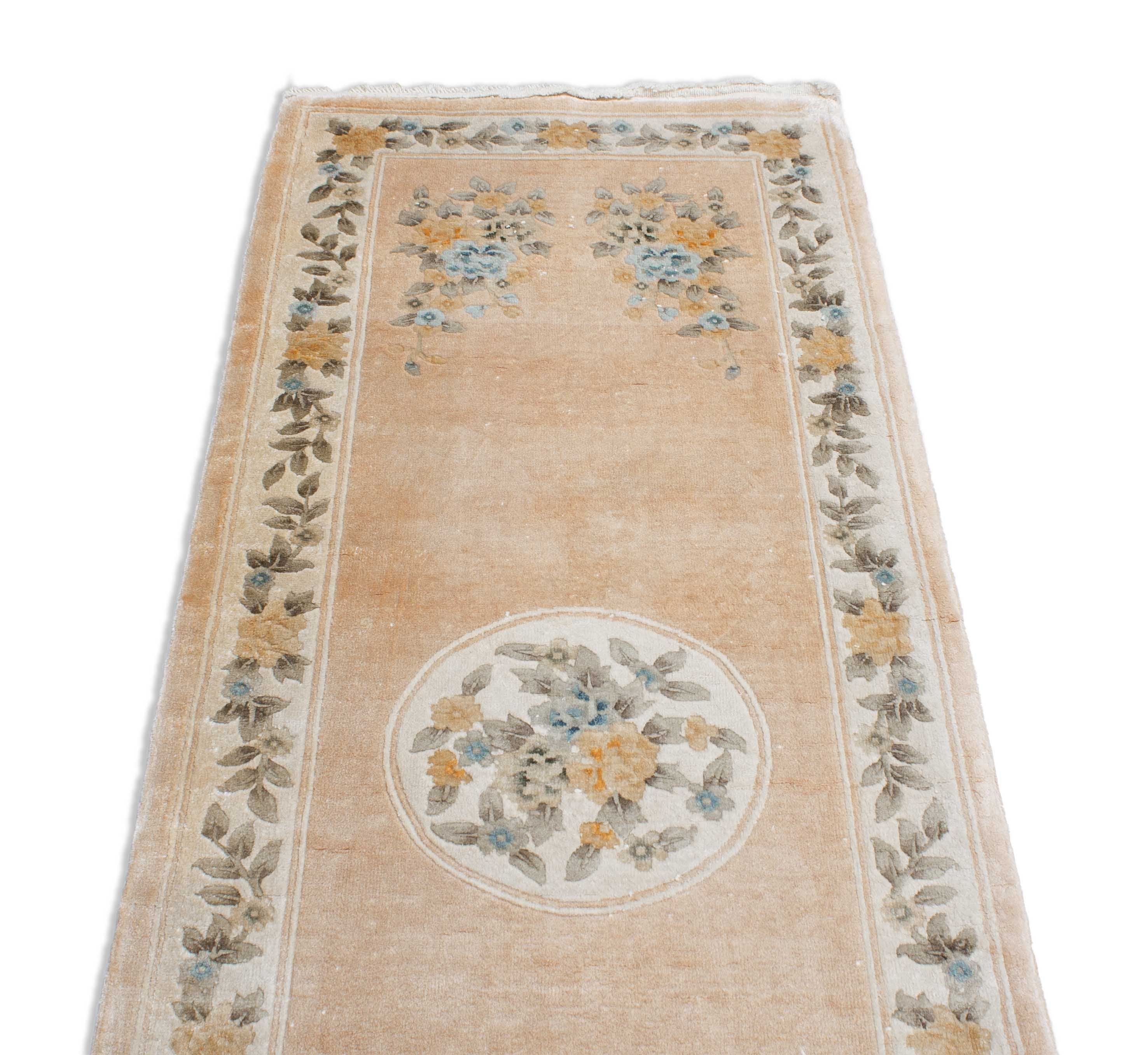 Eine Fotoaufnahme eines China Teppich Teppichs.