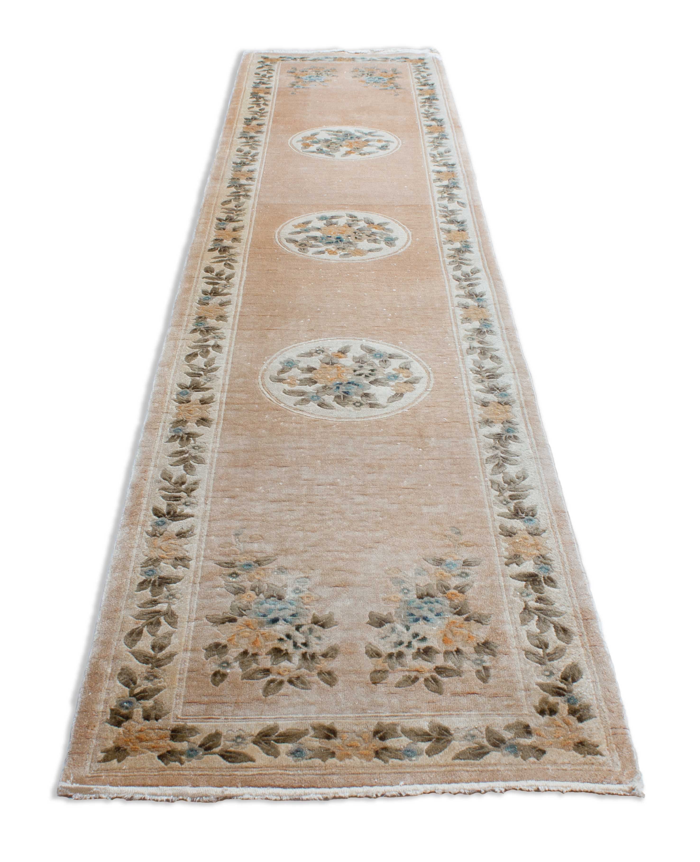 Eine Fotoaufnahme eines China Teppich Teppichs.