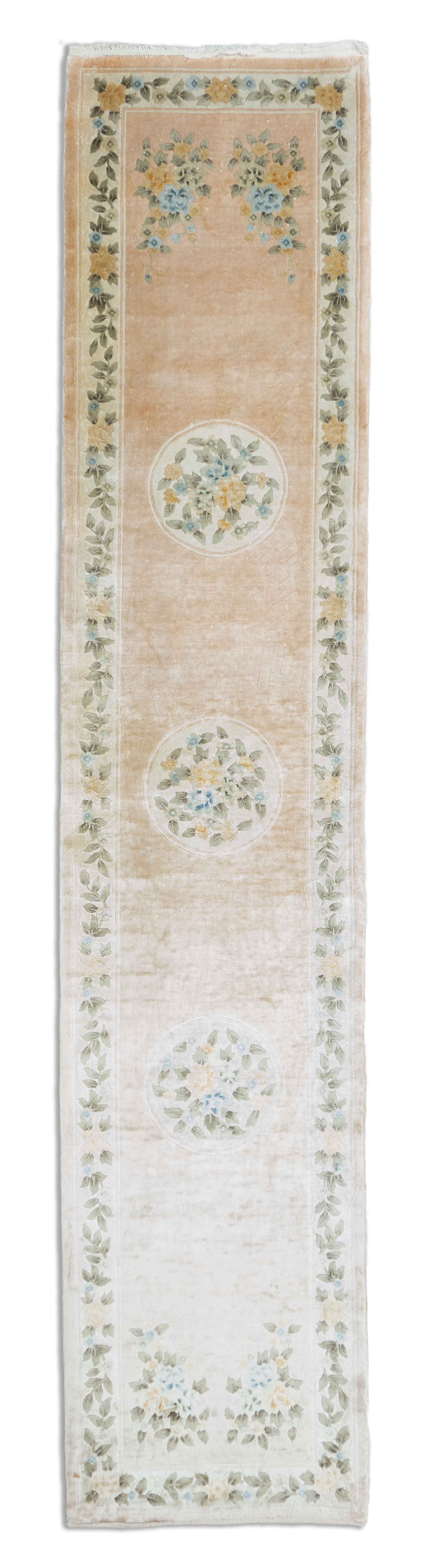 Eine Fotoaufnahme eines China Teppich Teppichs.