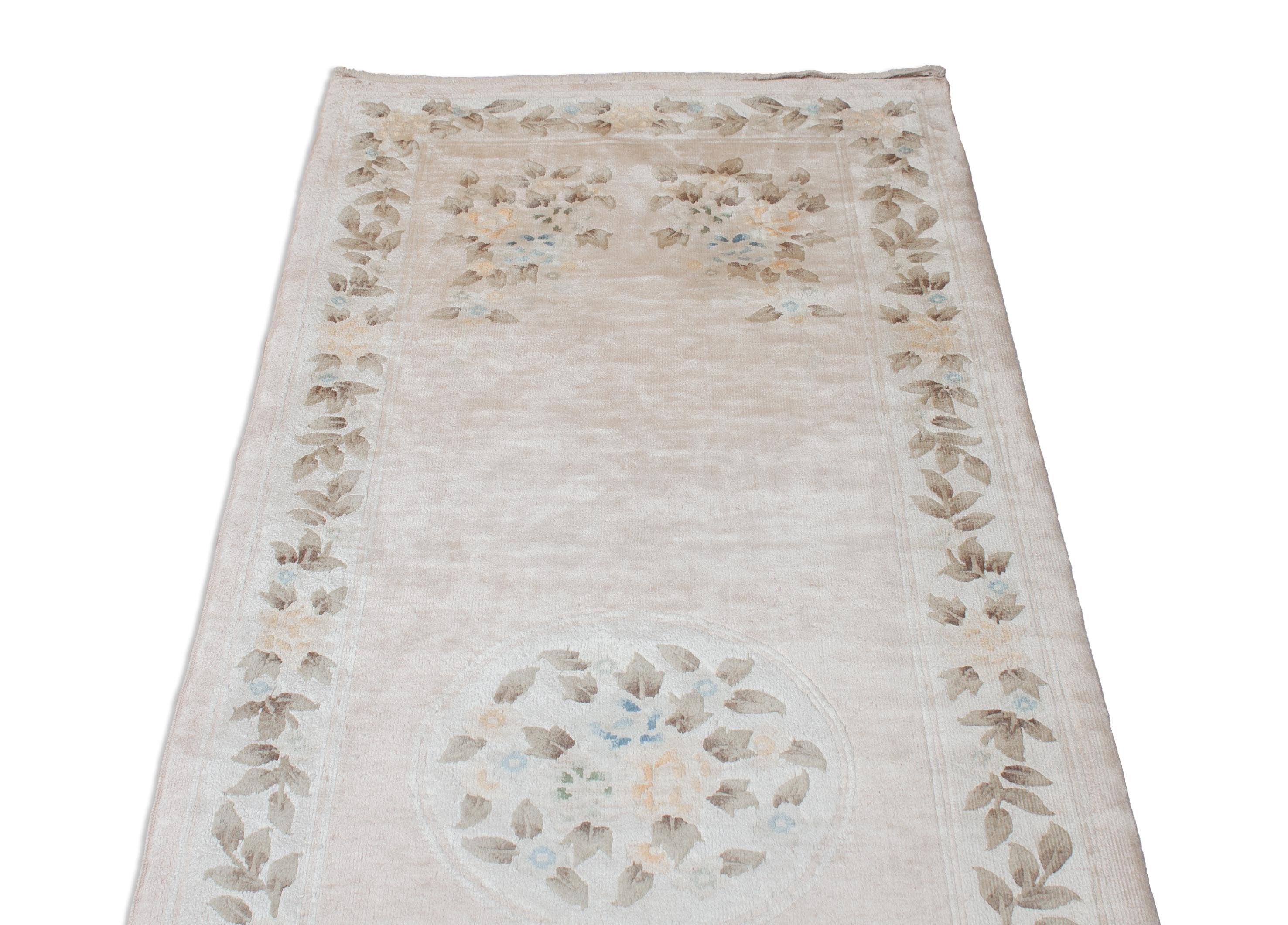 Eine Fotoaufnahme eines China Teppich Teppichs.