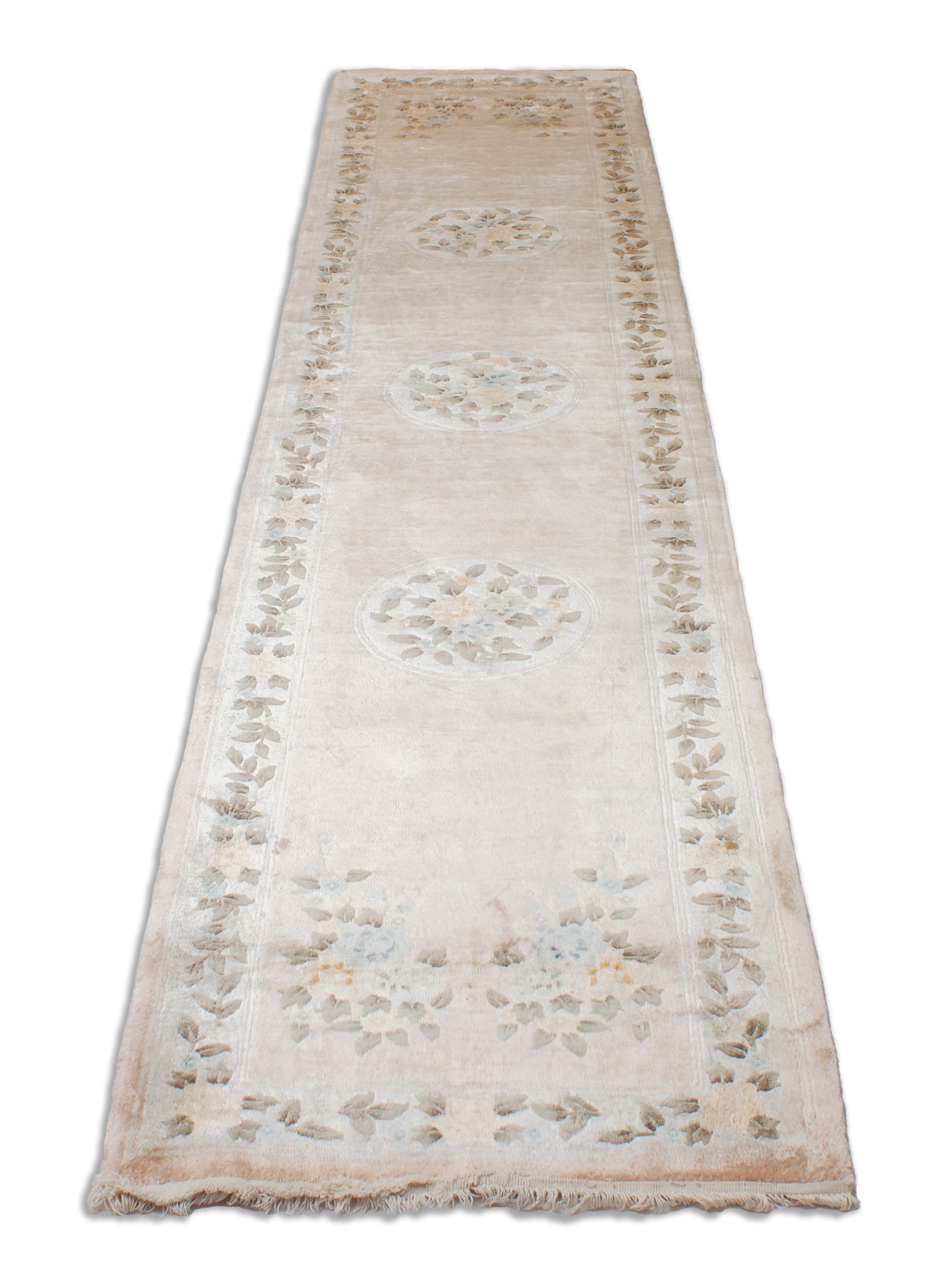 Eine Fotoaufnahme eines China Teppich Teppichs.