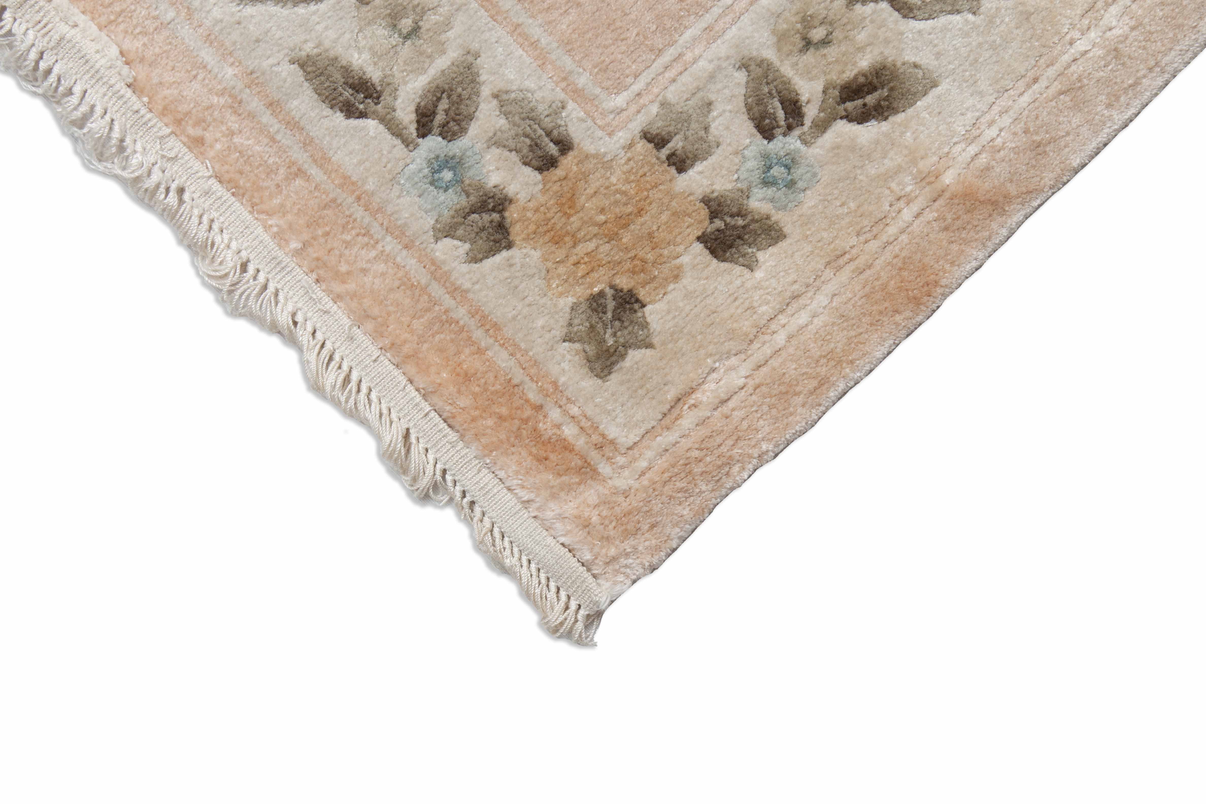 Eine Fotoaufnahme eines China Teppich Teppichs.