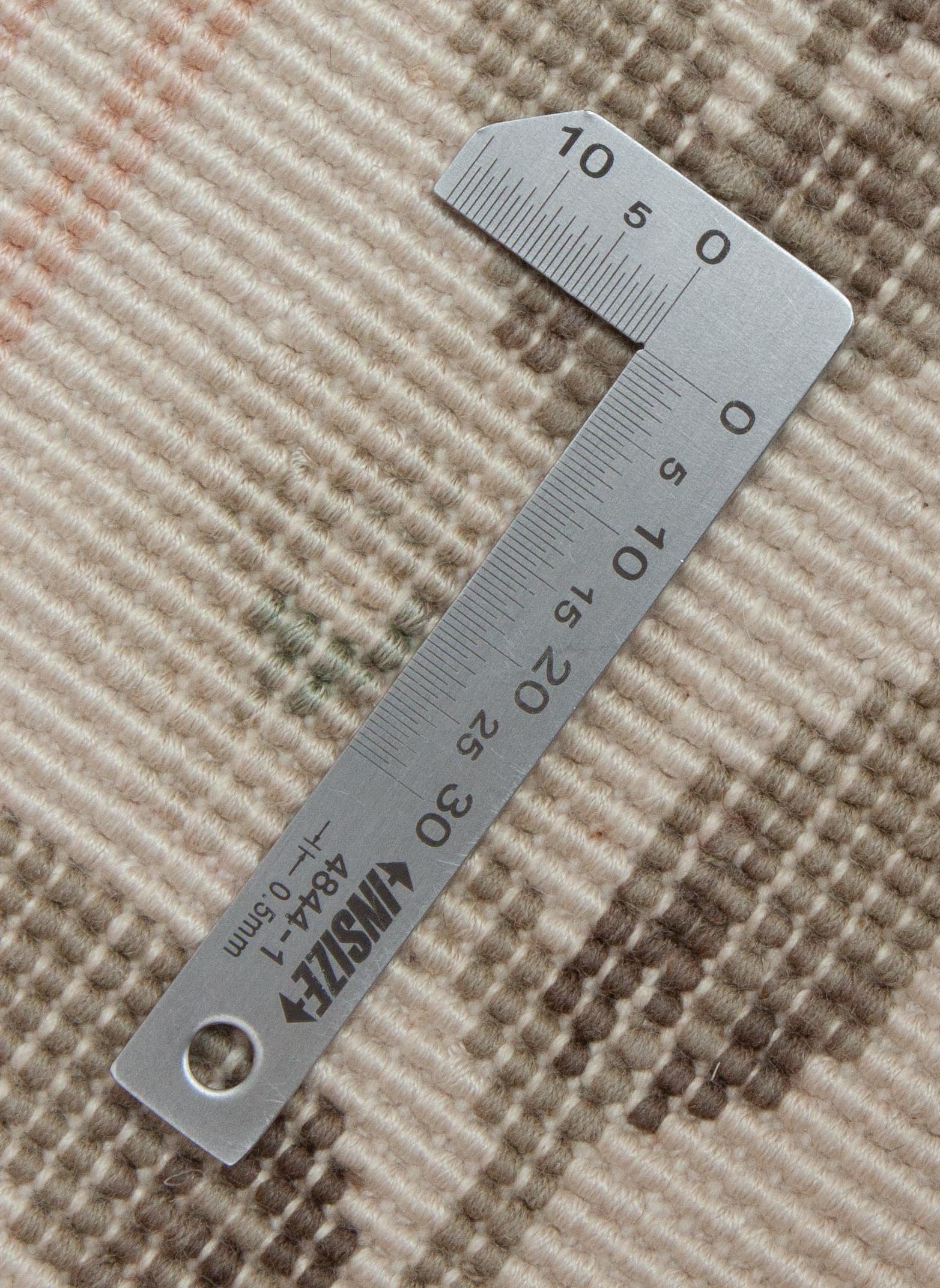 Eine Fotoaufnahme eines China Teppich Teppichs.