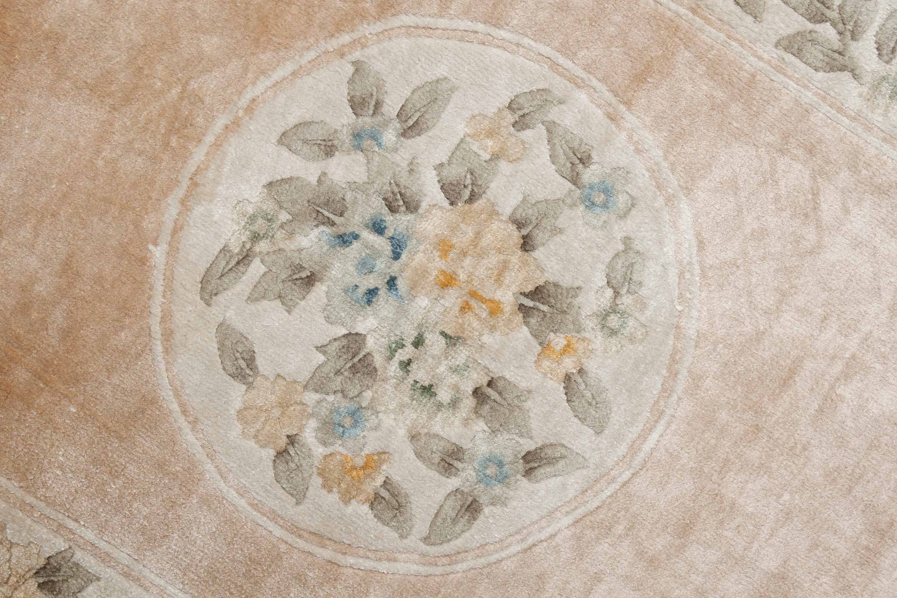 Eine Fotoaufnahme eines China Teppich Teppichs.