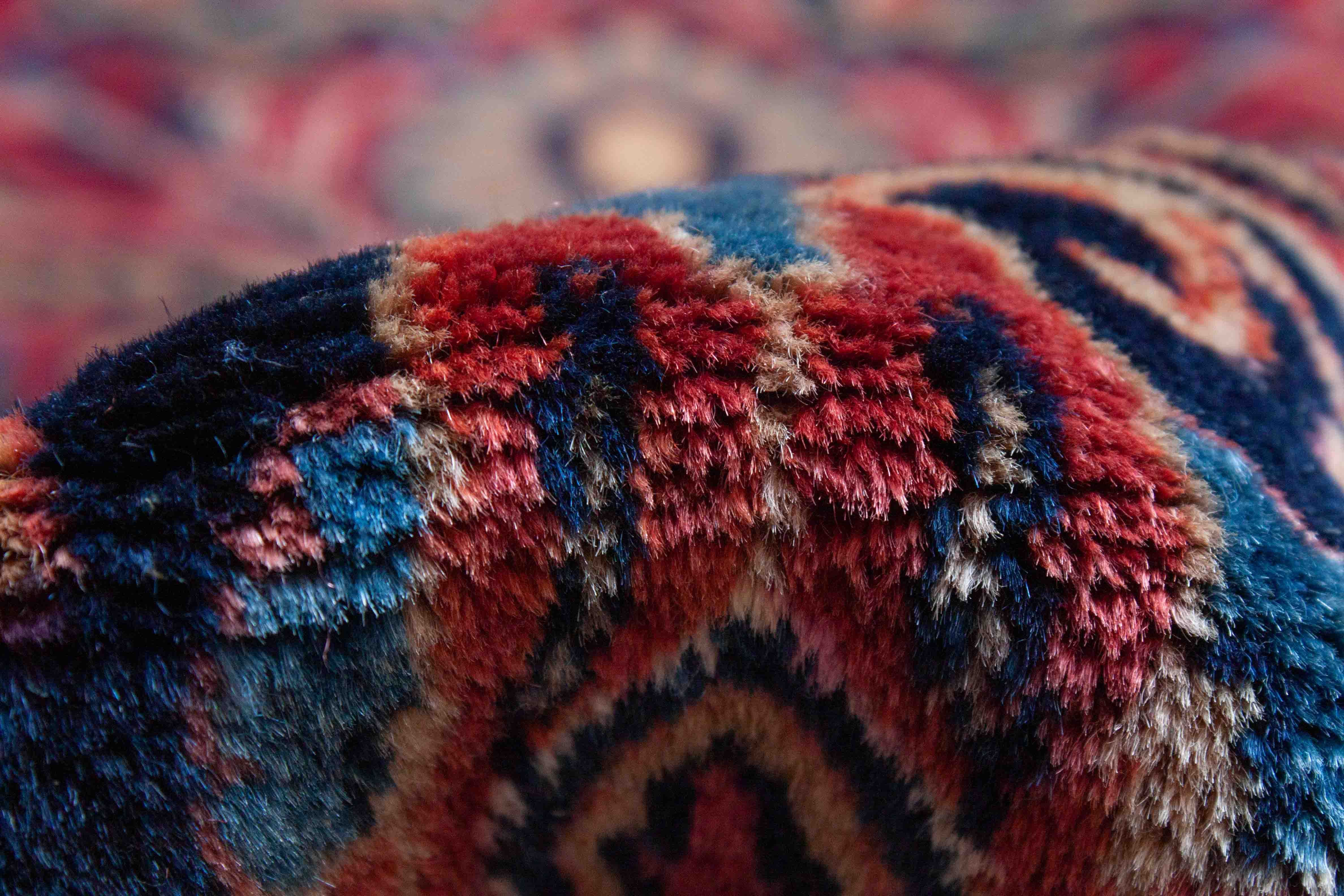 Eine Fotoaufnahme eines Re-Import Sarough Teppichs.