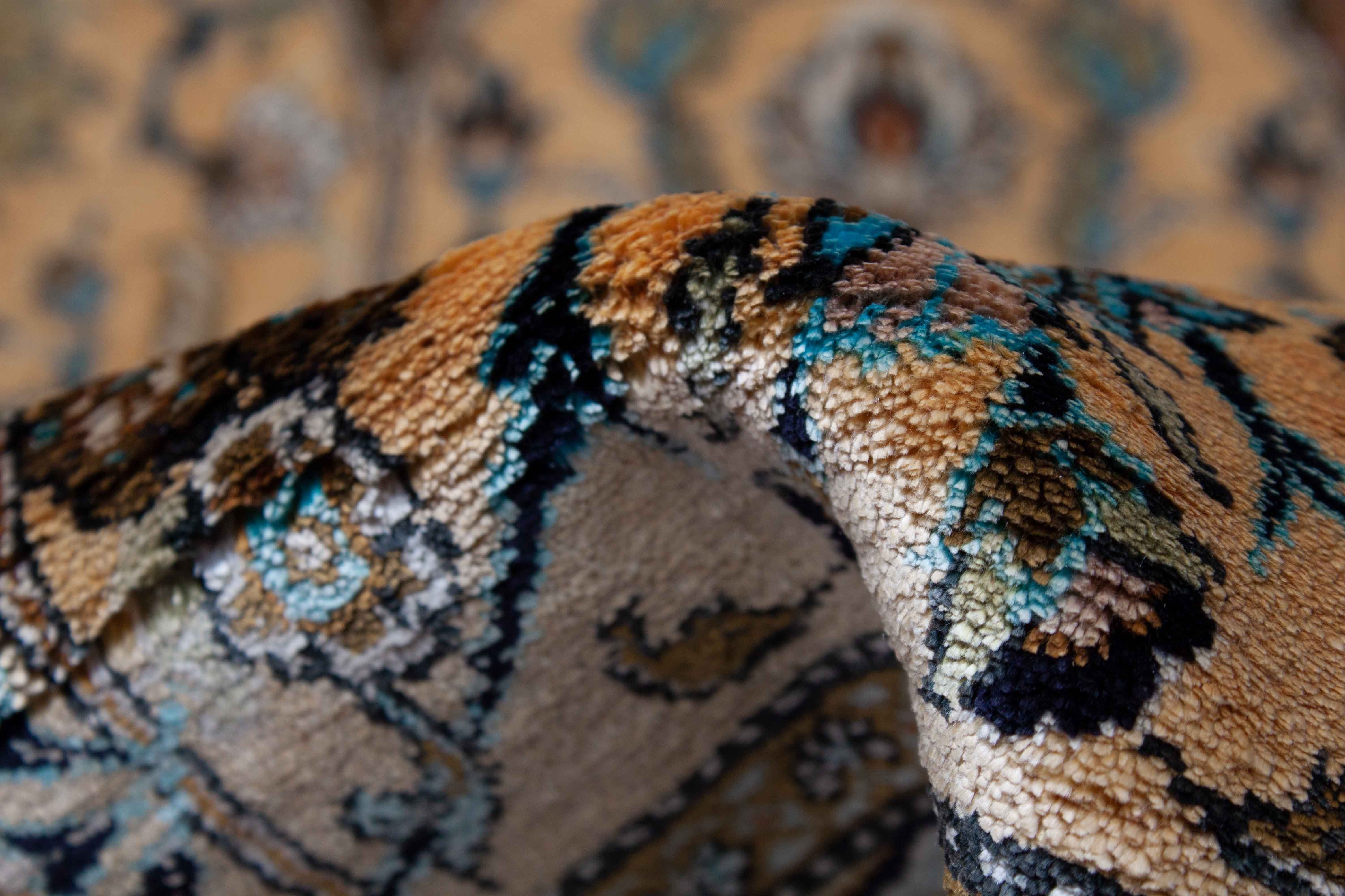 Eine Fotoaufnahme eines Ghom Teppichs.