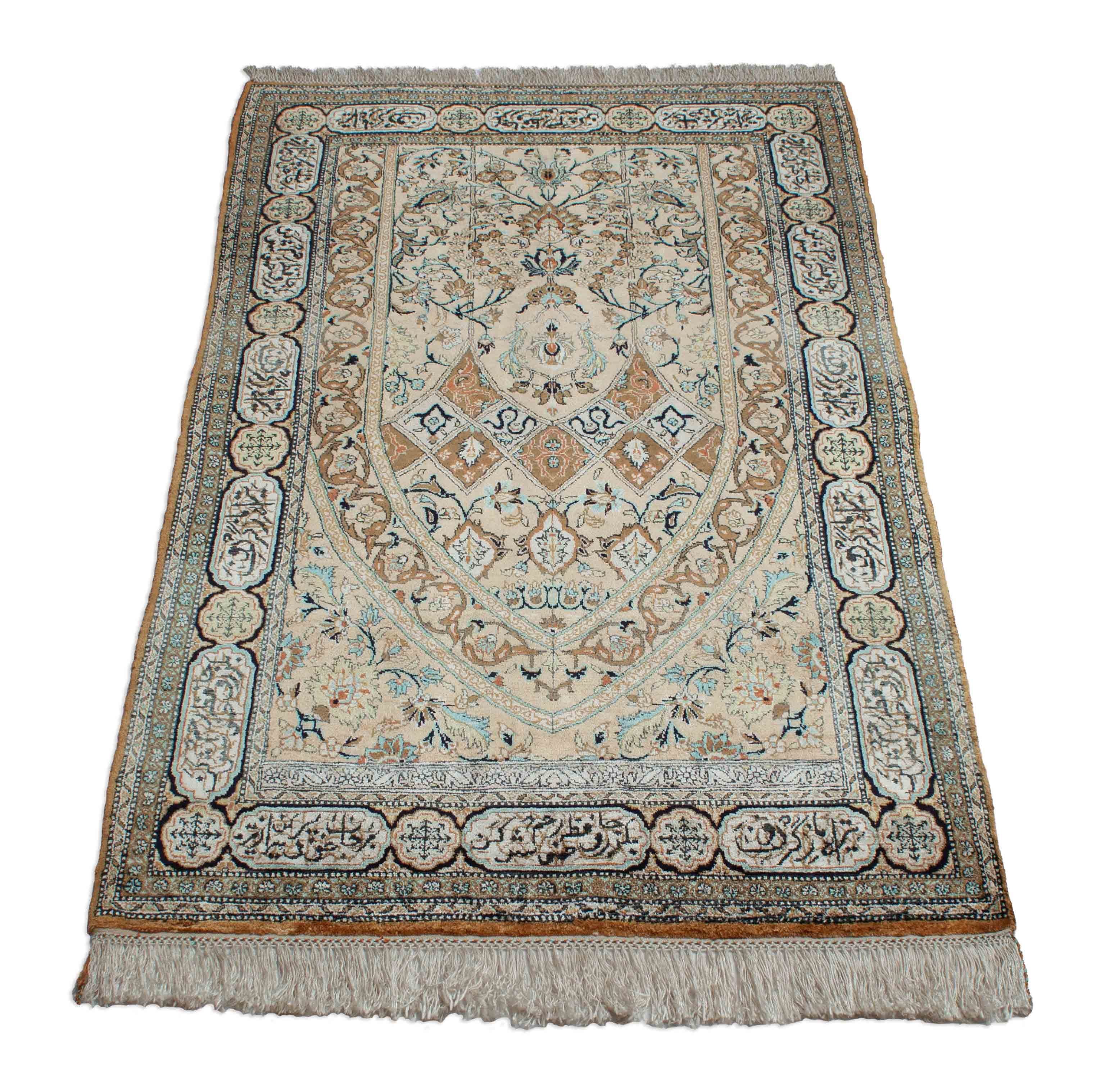 Eine Fotoaufnahme eines Ghom Teppichs.