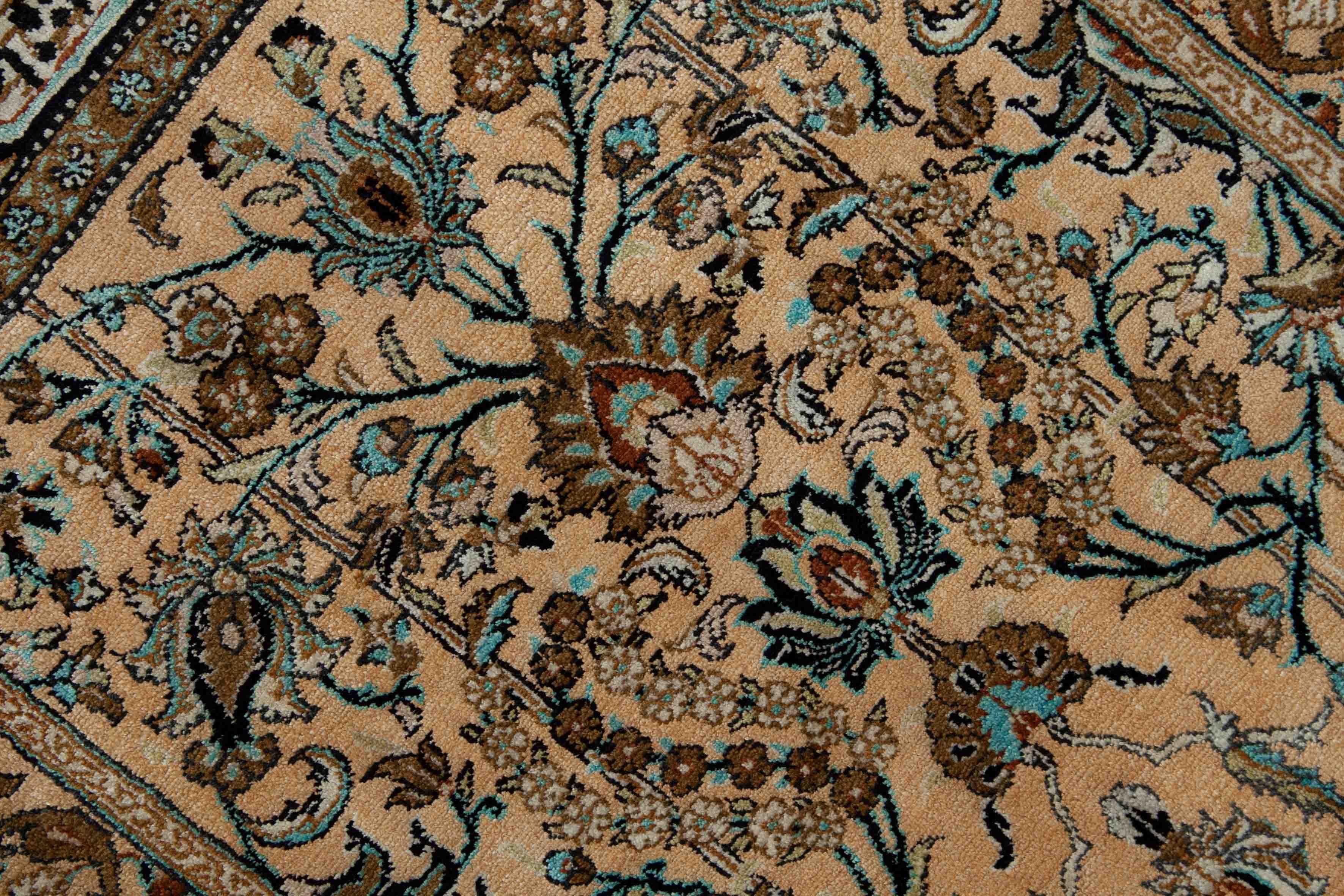 Eine Fotoaufnahme eines Ghom Teppichs.