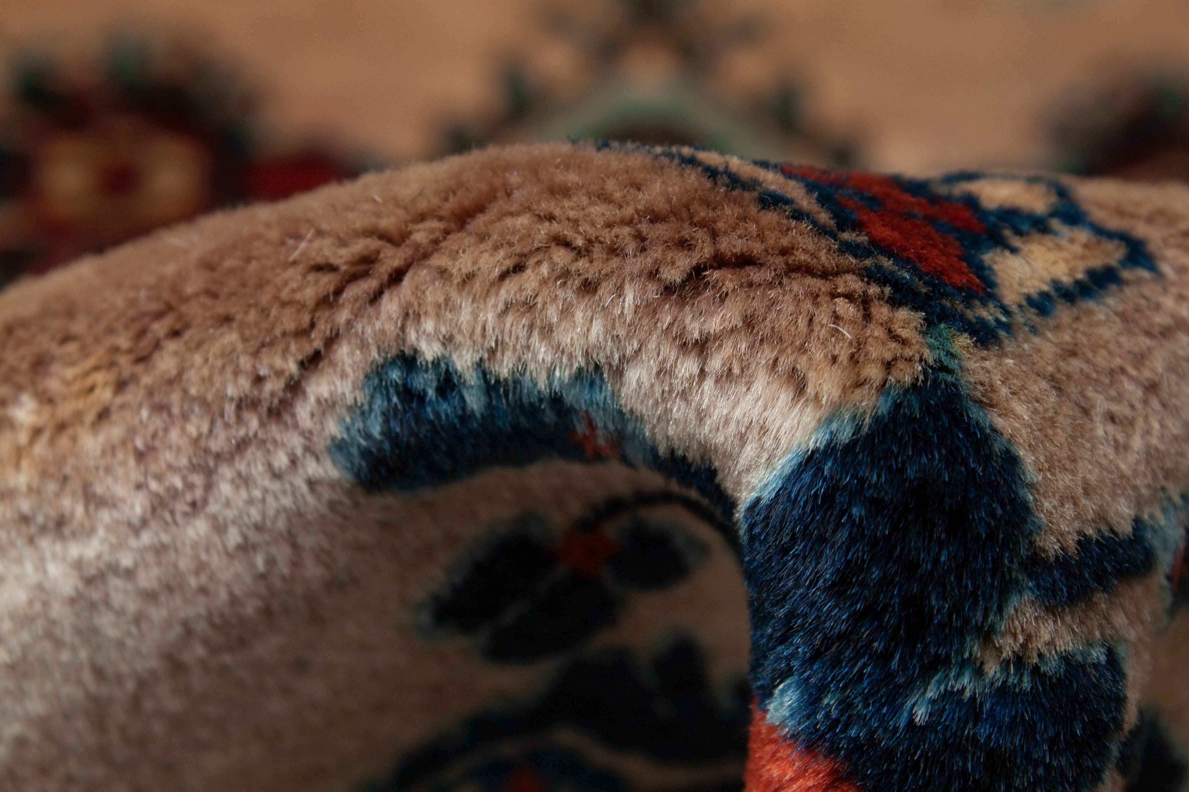 Eine Fotoaufnahme eines Sarough Teppichs.