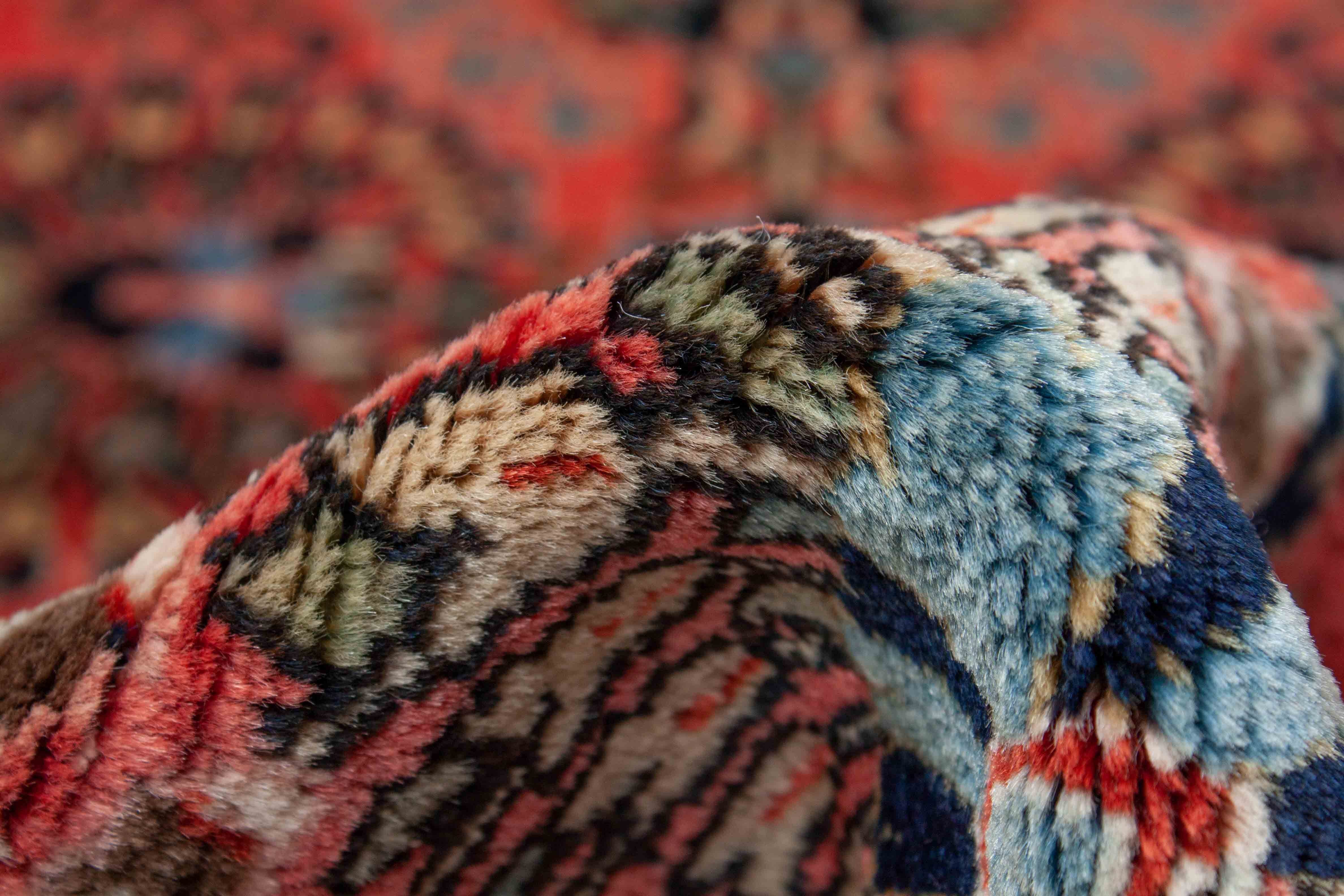 Eine Fotoaufnahme eines Re-Import Sarough Teppichs.