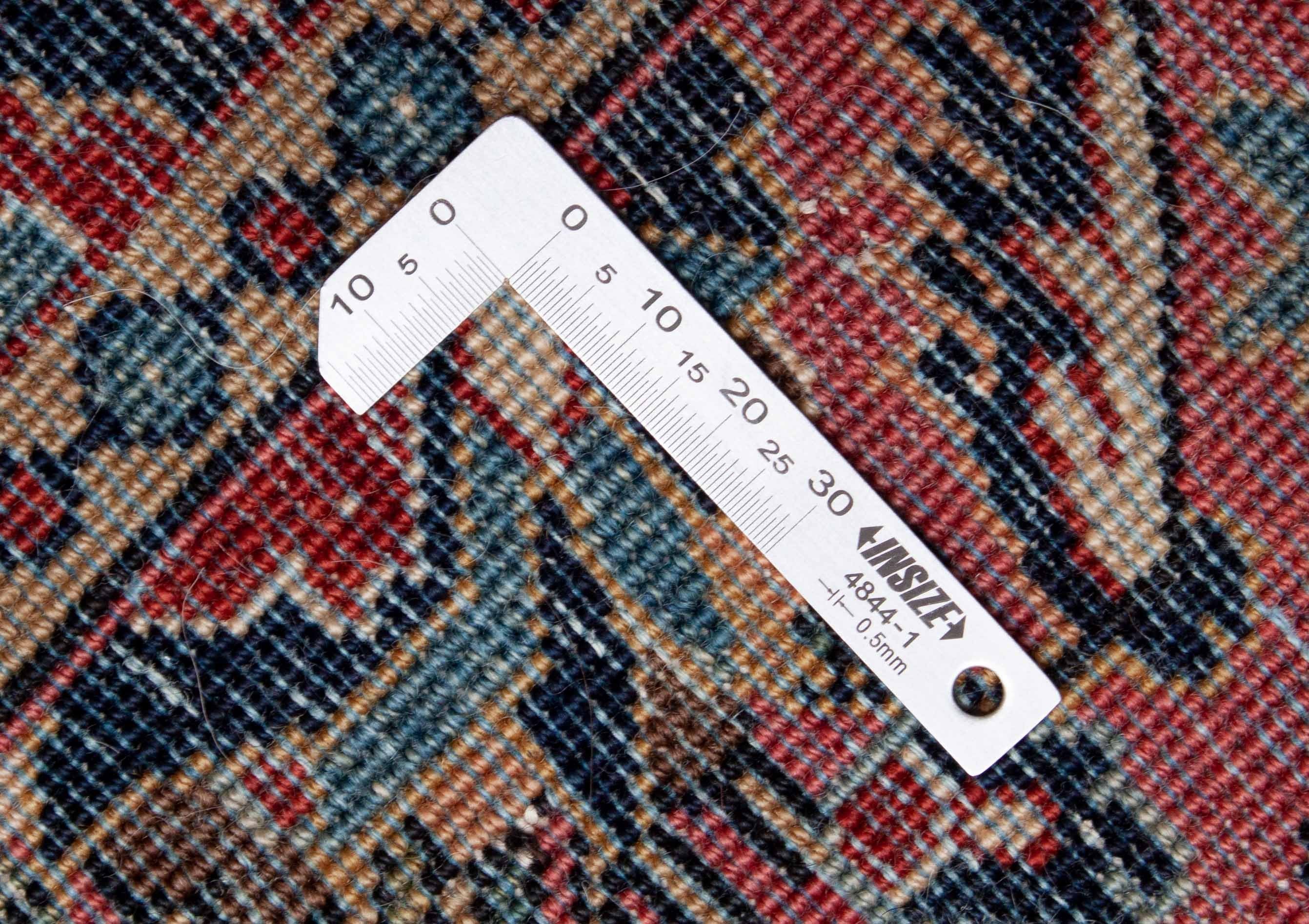 Eine Fotoaufnahme eines Re-Import Sarough Teppichs.