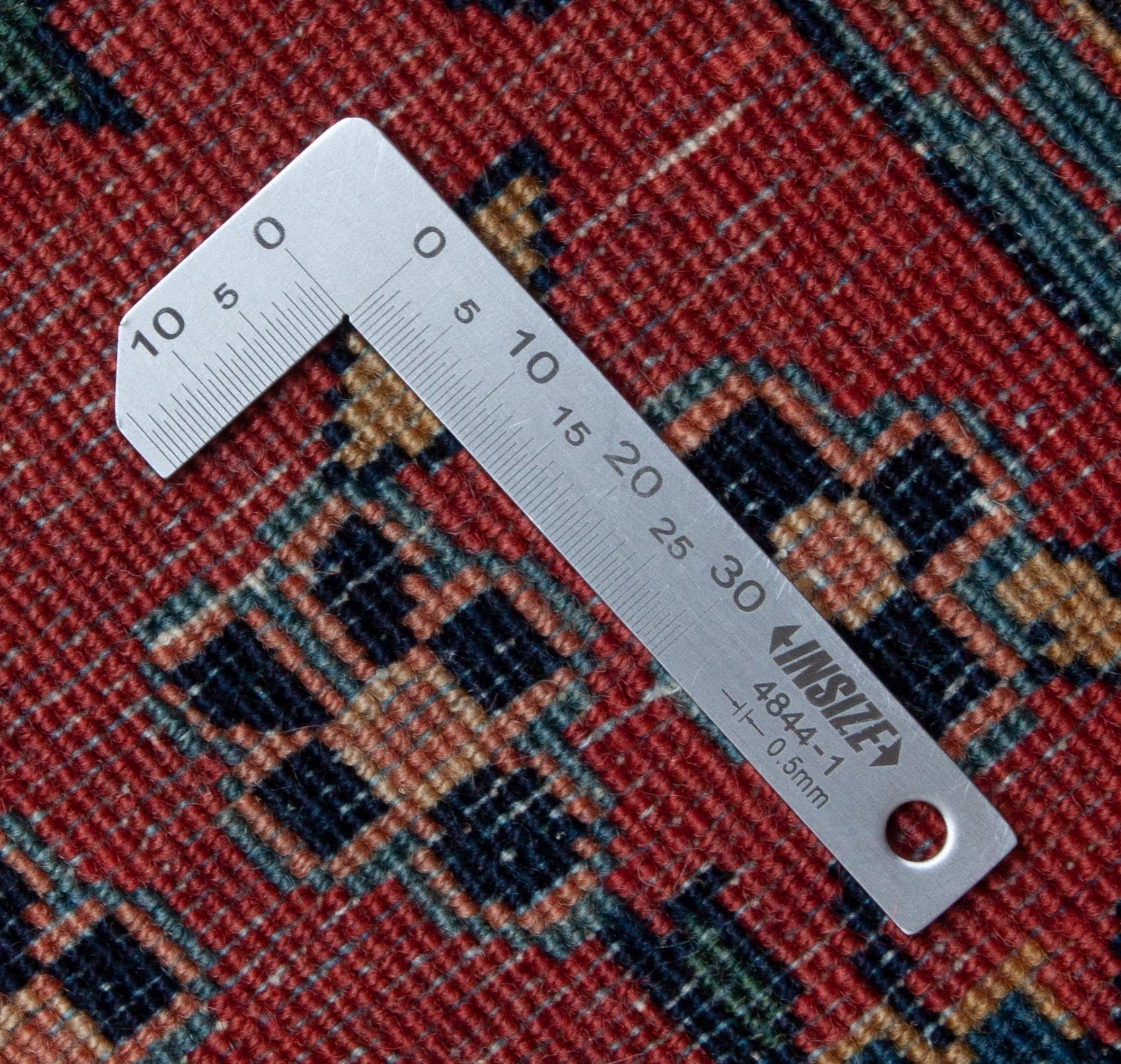 Eine Fotoaufnahme eines Re-Import Sarough Teppichs.