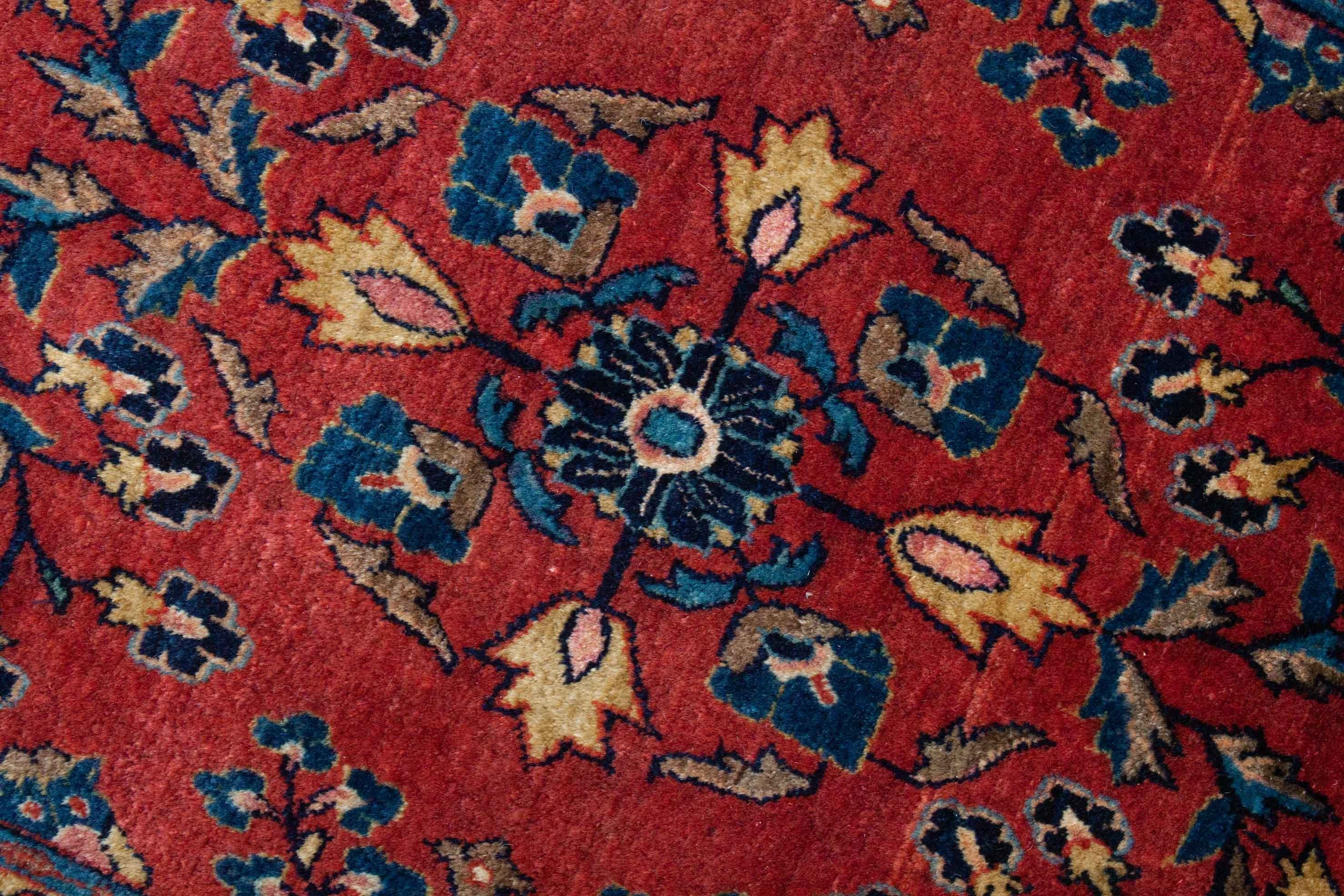 Eine Fotoaufnahme eines Re-Import Sarough Teppichs.