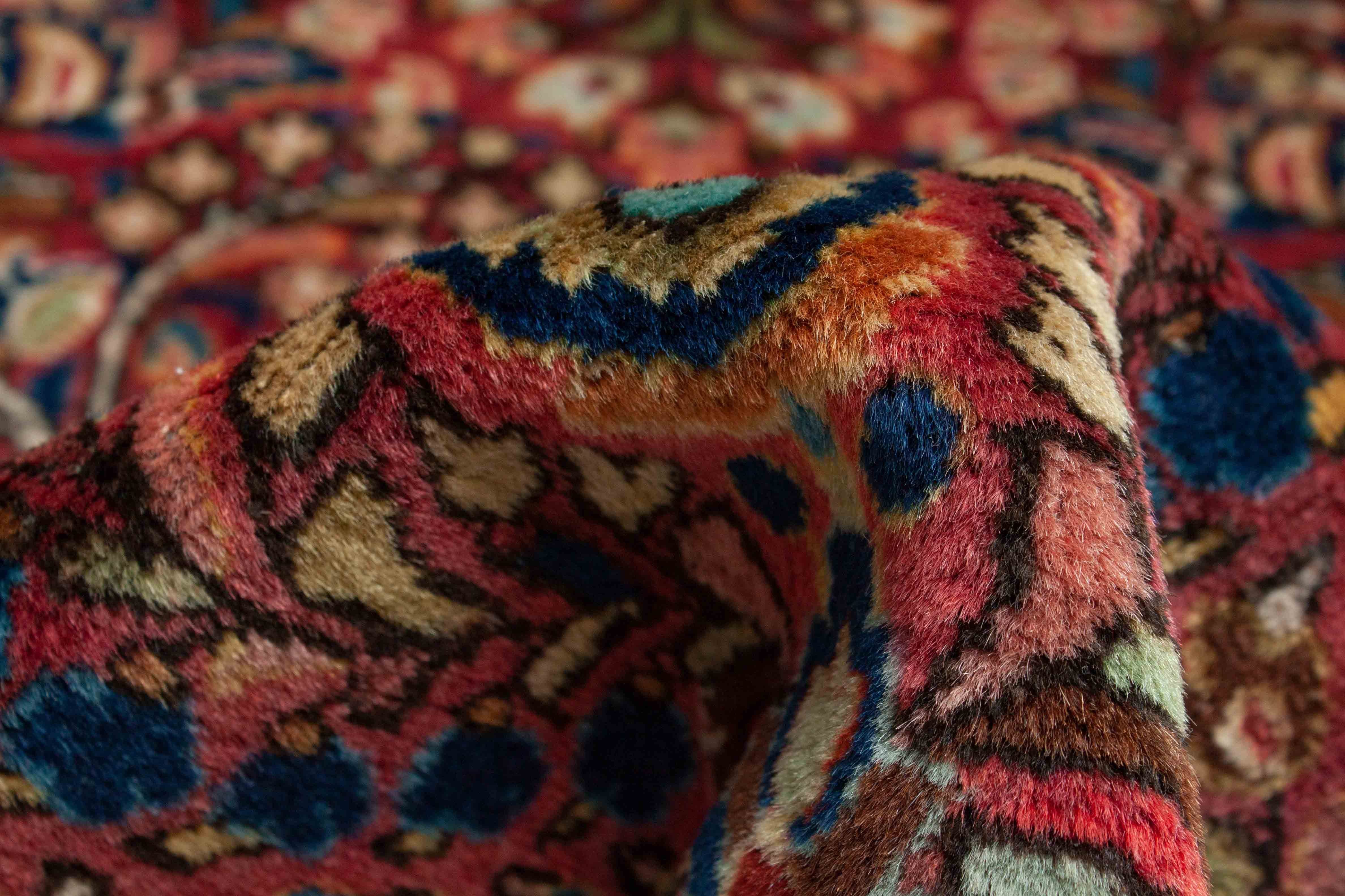 Eine Fotoaufnahme eines Re-Import Sarough Teppichs.