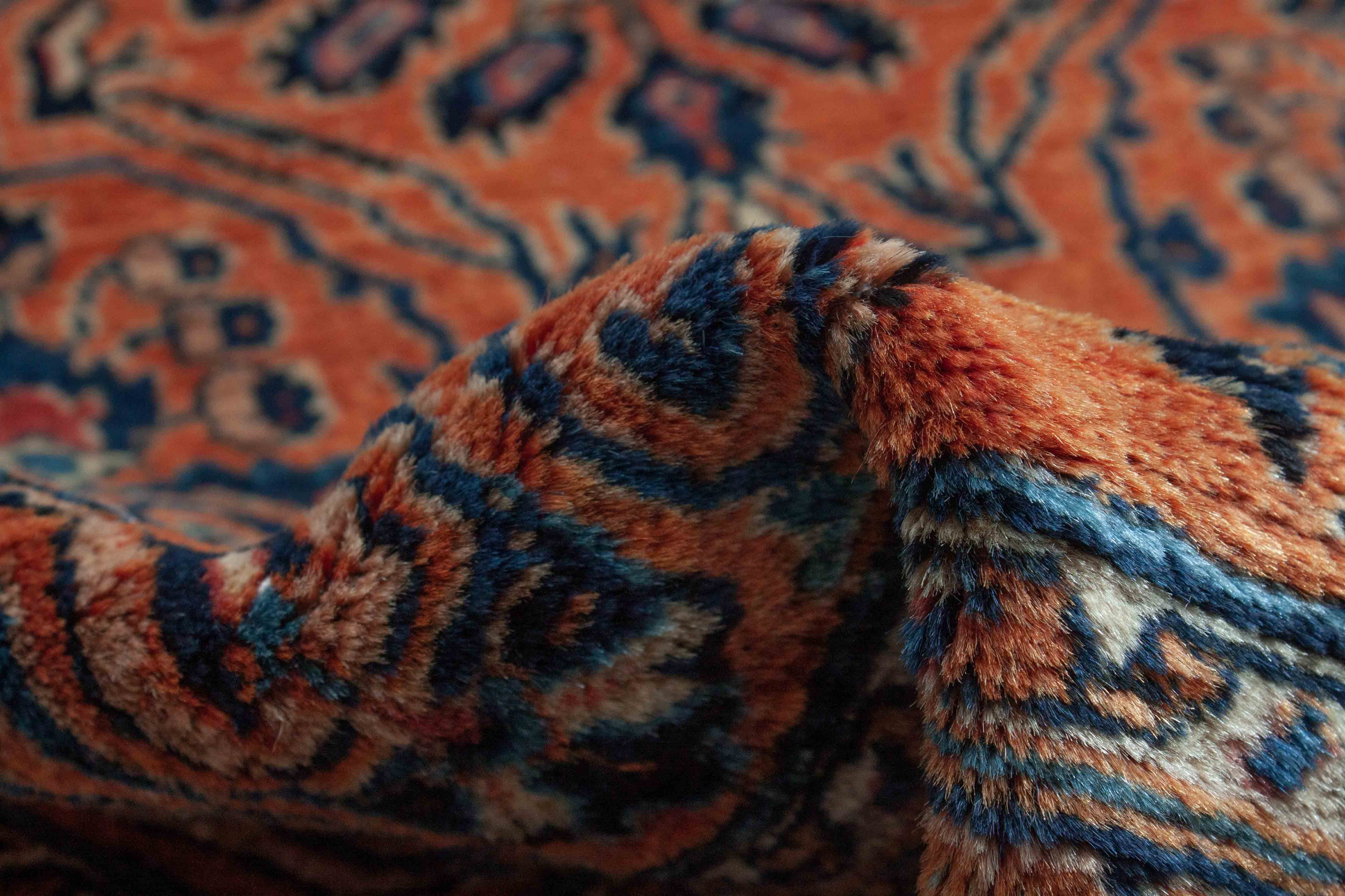 Eine Fotoaufnahme eines Re-Import Sarough Teppichs.