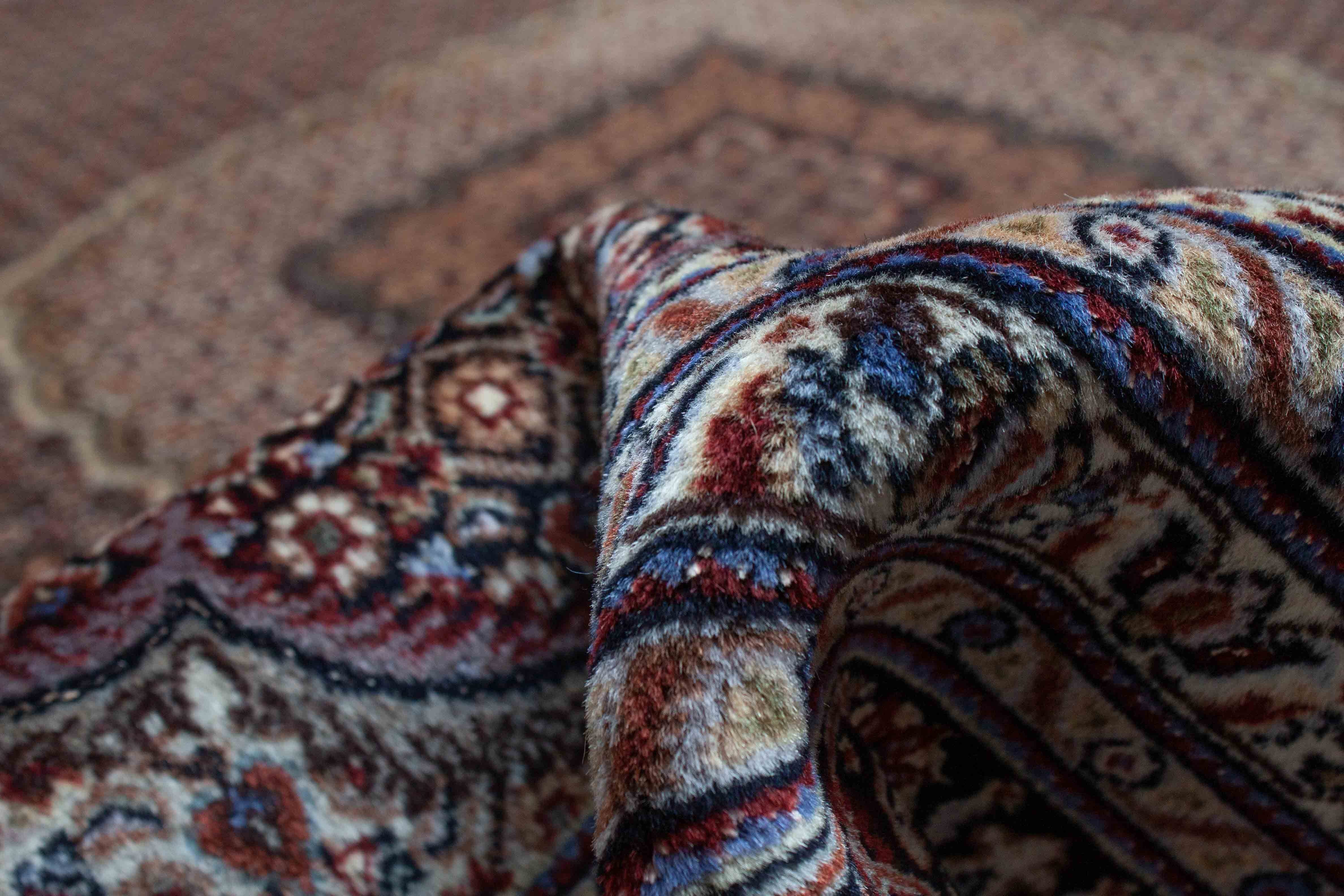 Eine Fotoaufnahme eines Täbriz Teppichs.