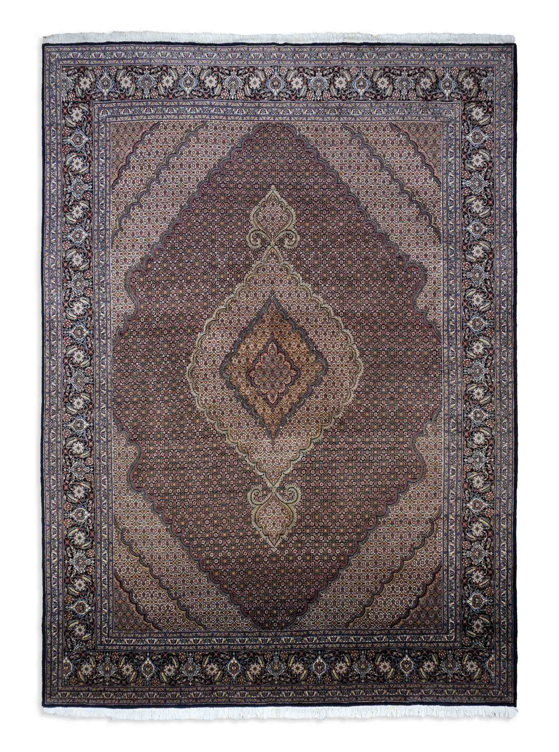 Eine Fotoaufnahme eines Täbriz Teppichs.