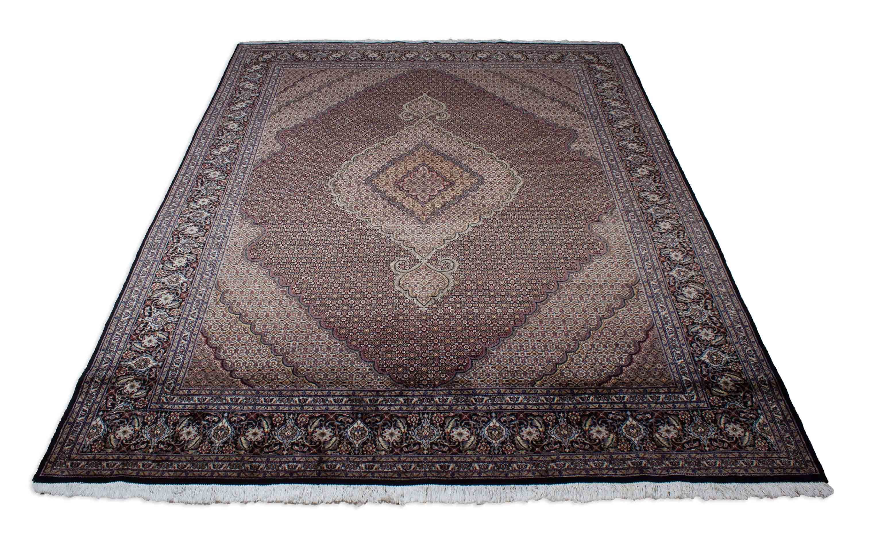 Eine Fotoaufnahme eines Täbriz Teppichs.