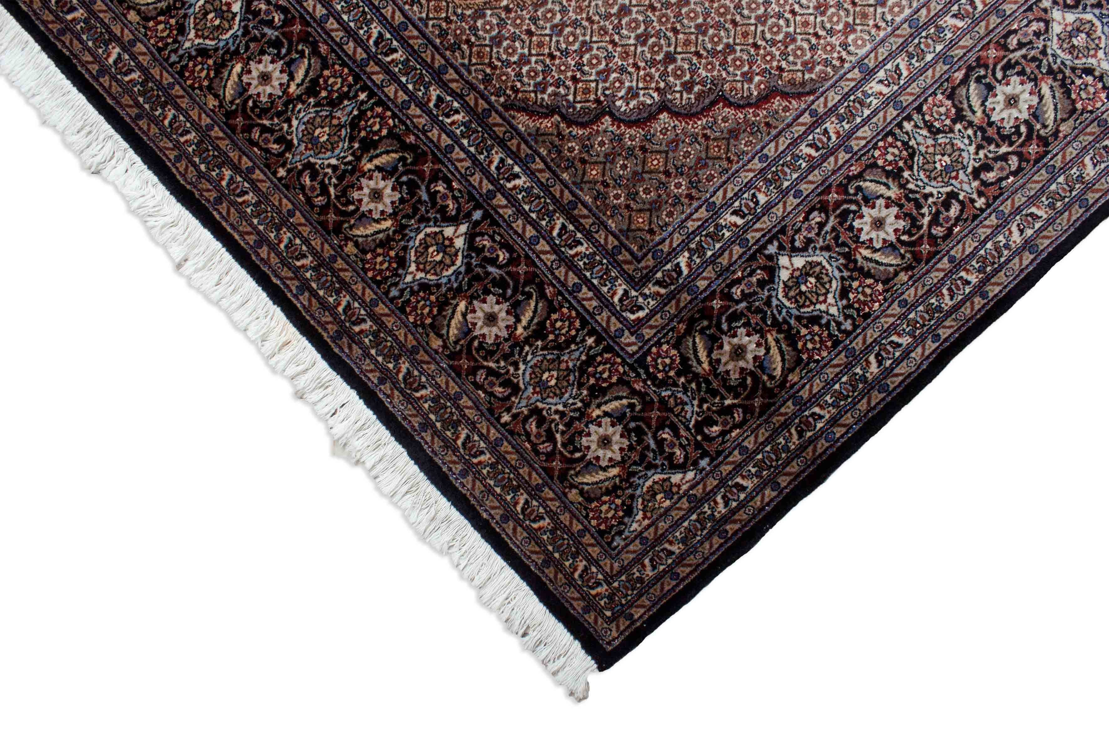 Eine Fotoaufnahme eines Täbriz Teppichs.