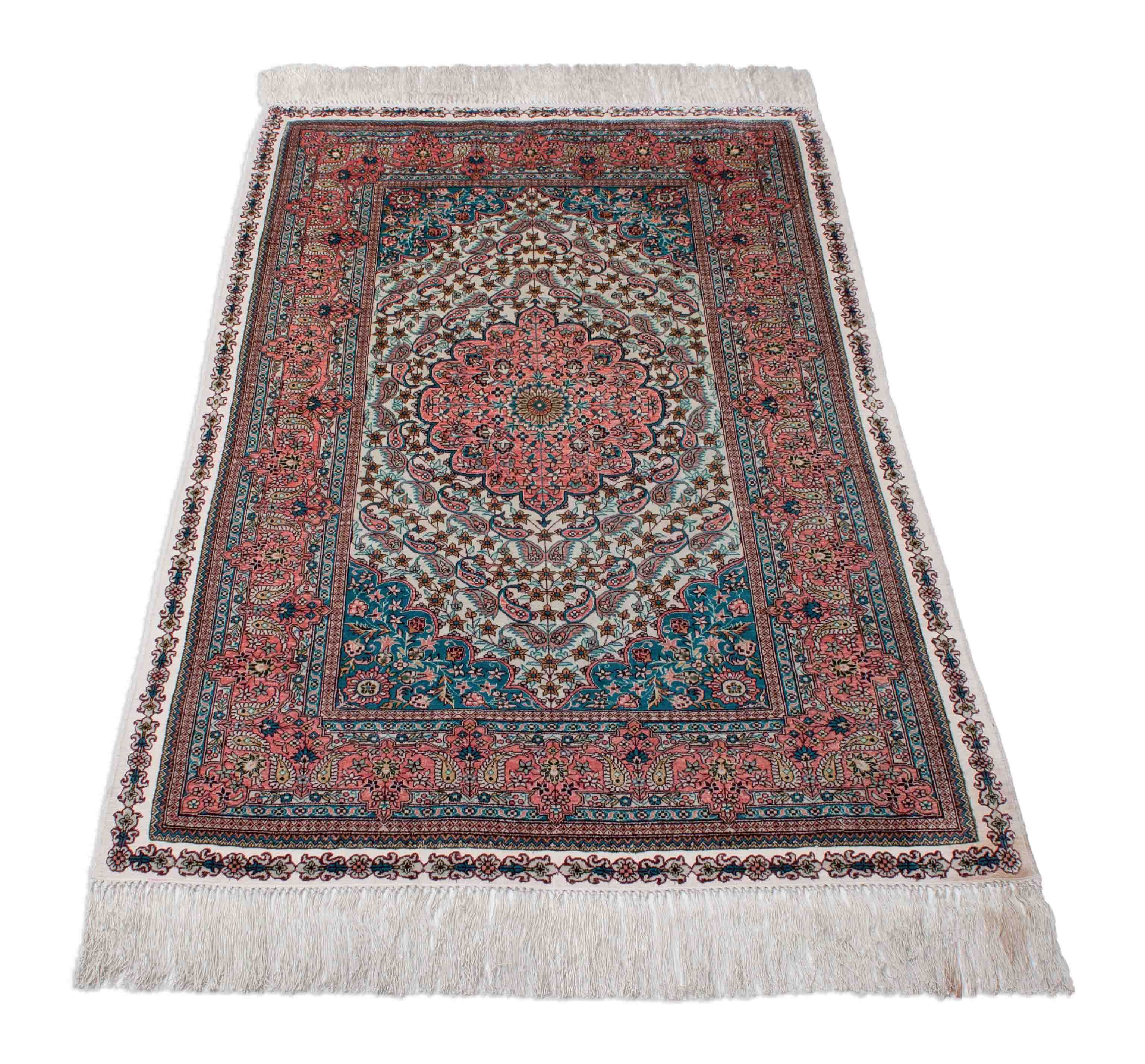 Eine Fotoaufnahme eines Hereke Teppichs.