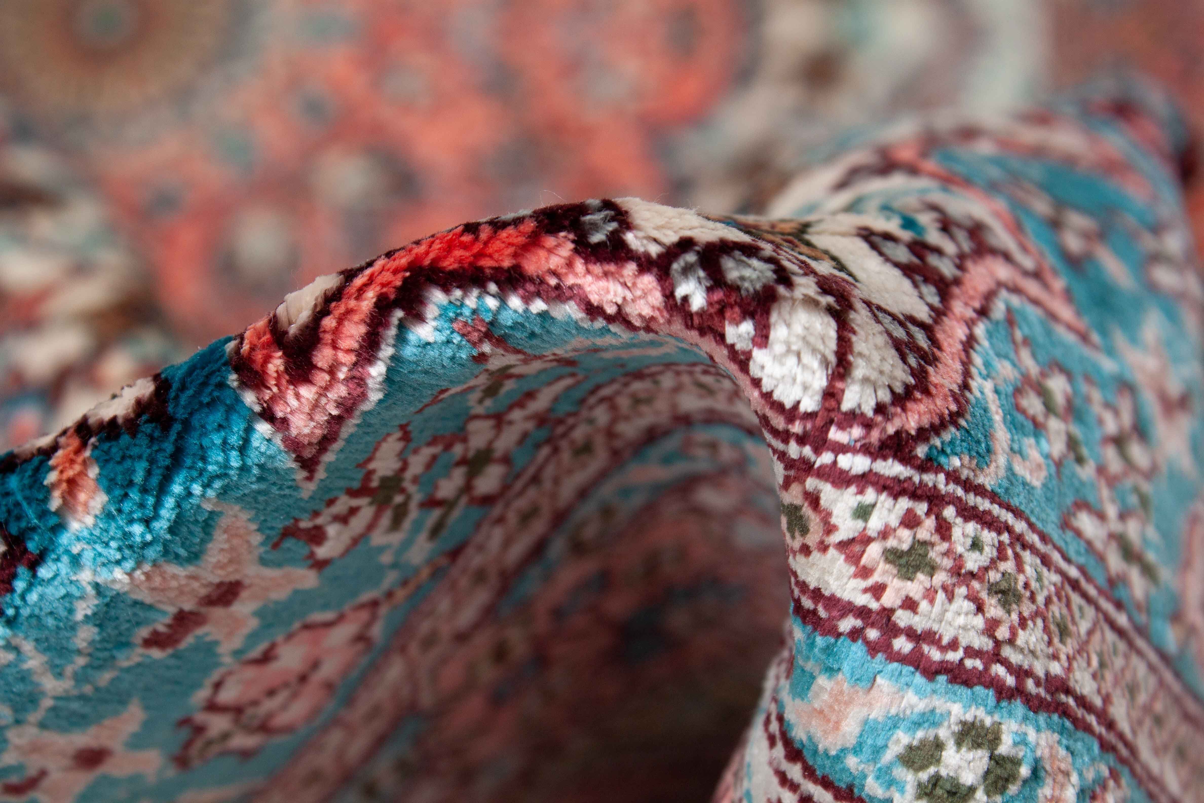 Eine Fotoaufnahme eines Hereke Teppichs.