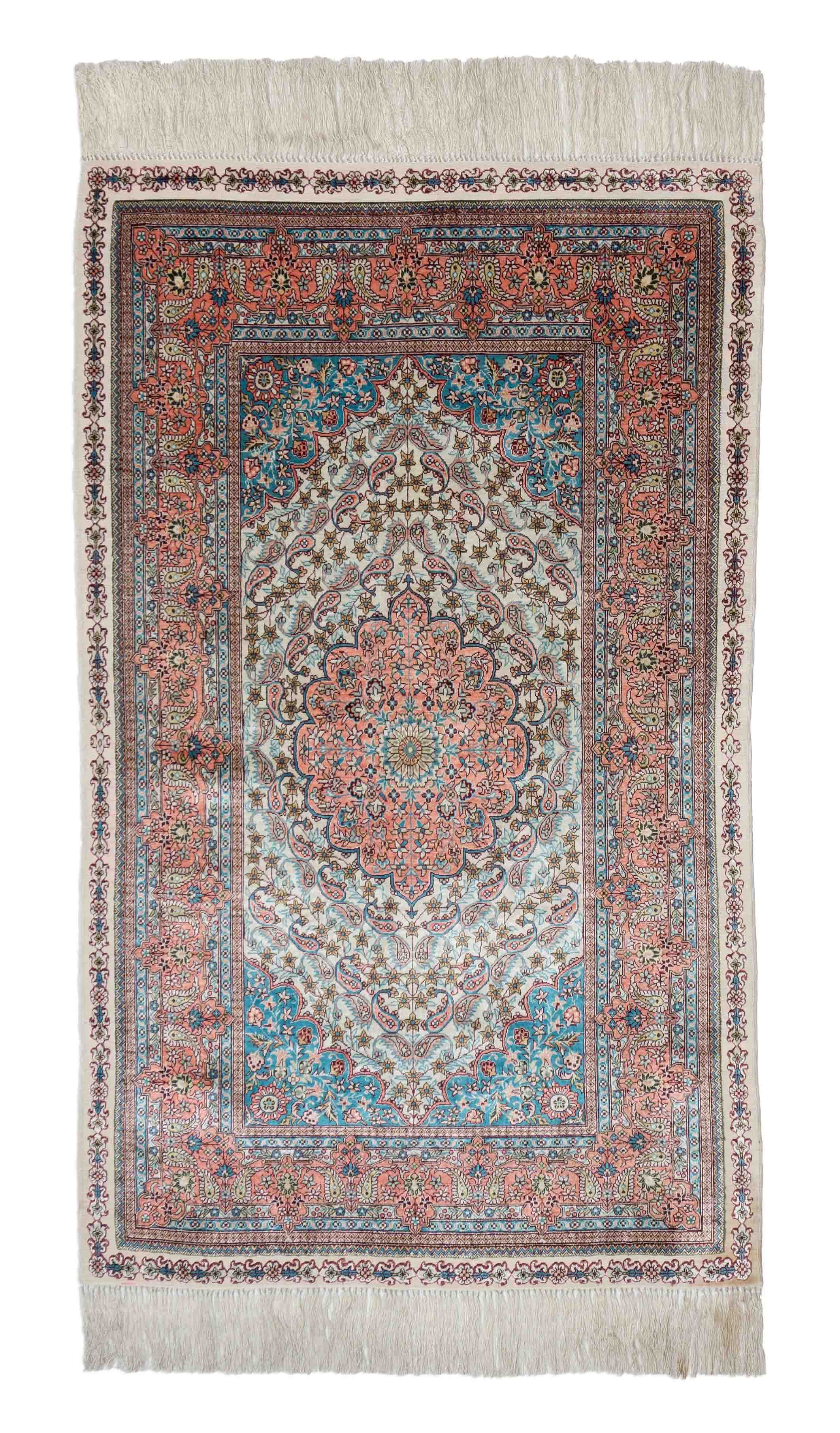 Eine Fotoaufnahme eines Hereke Teppichs.