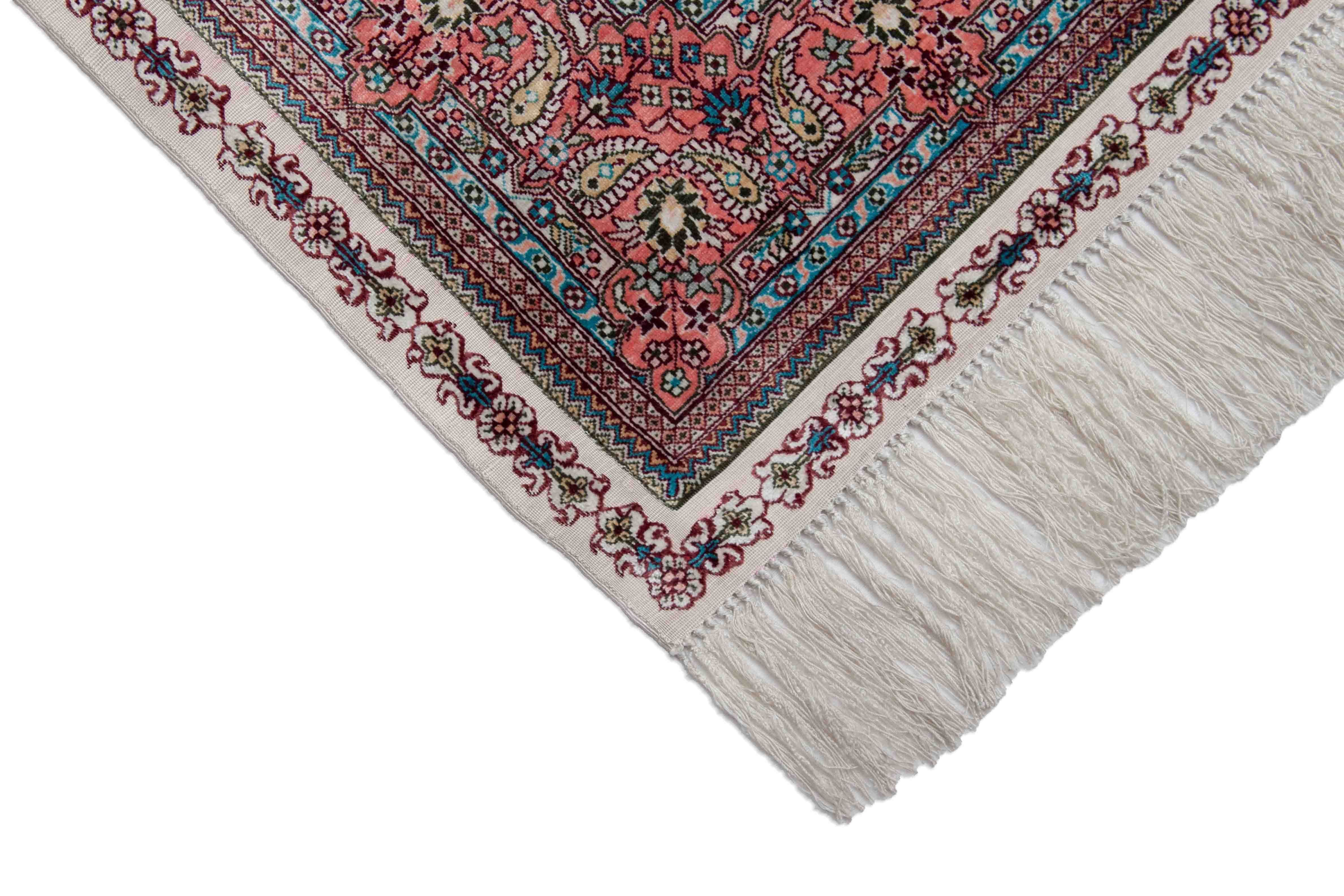 Eine Fotoaufnahme eines Hereke Teppichs.