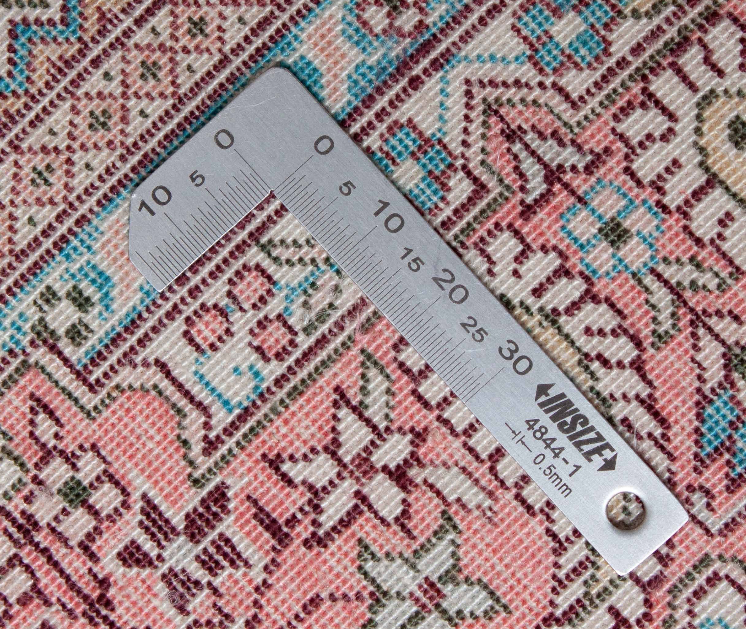 Eine Fotoaufnahme eines Hereke Teppichs.