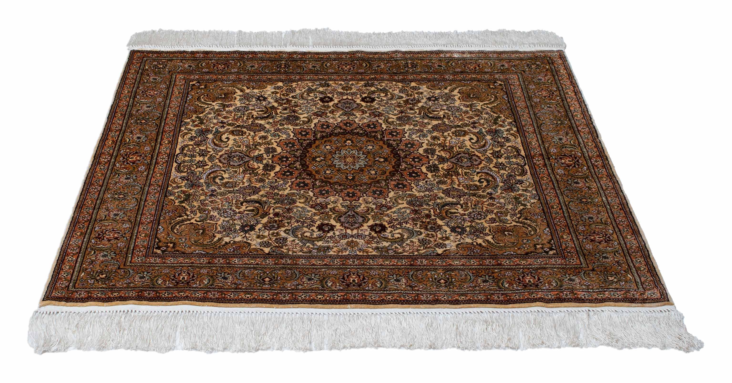 Eine Fotoaufnahme eines Hereke Teppichs.