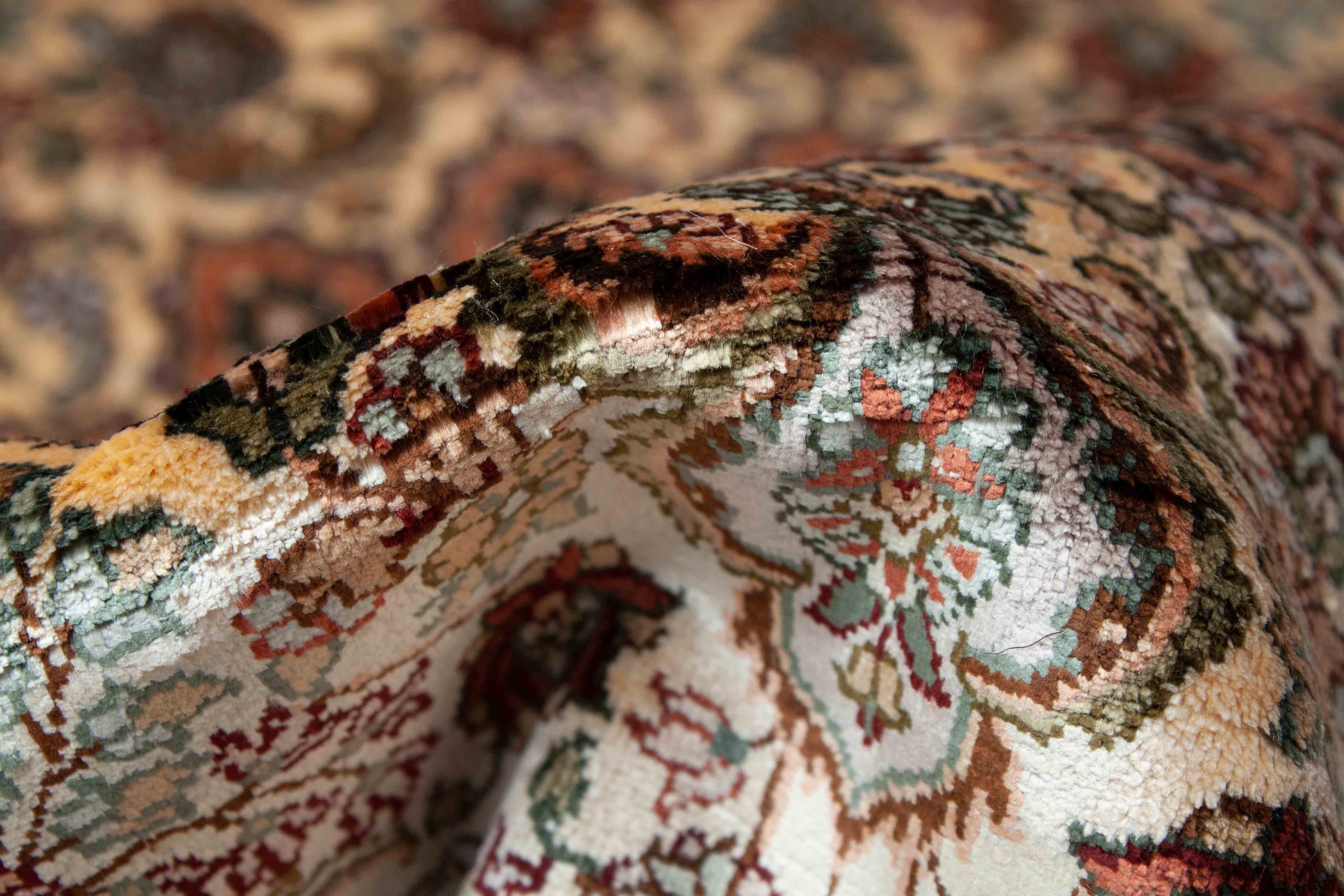 Eine Fotoaufnahme eines Hereke Teppichs.