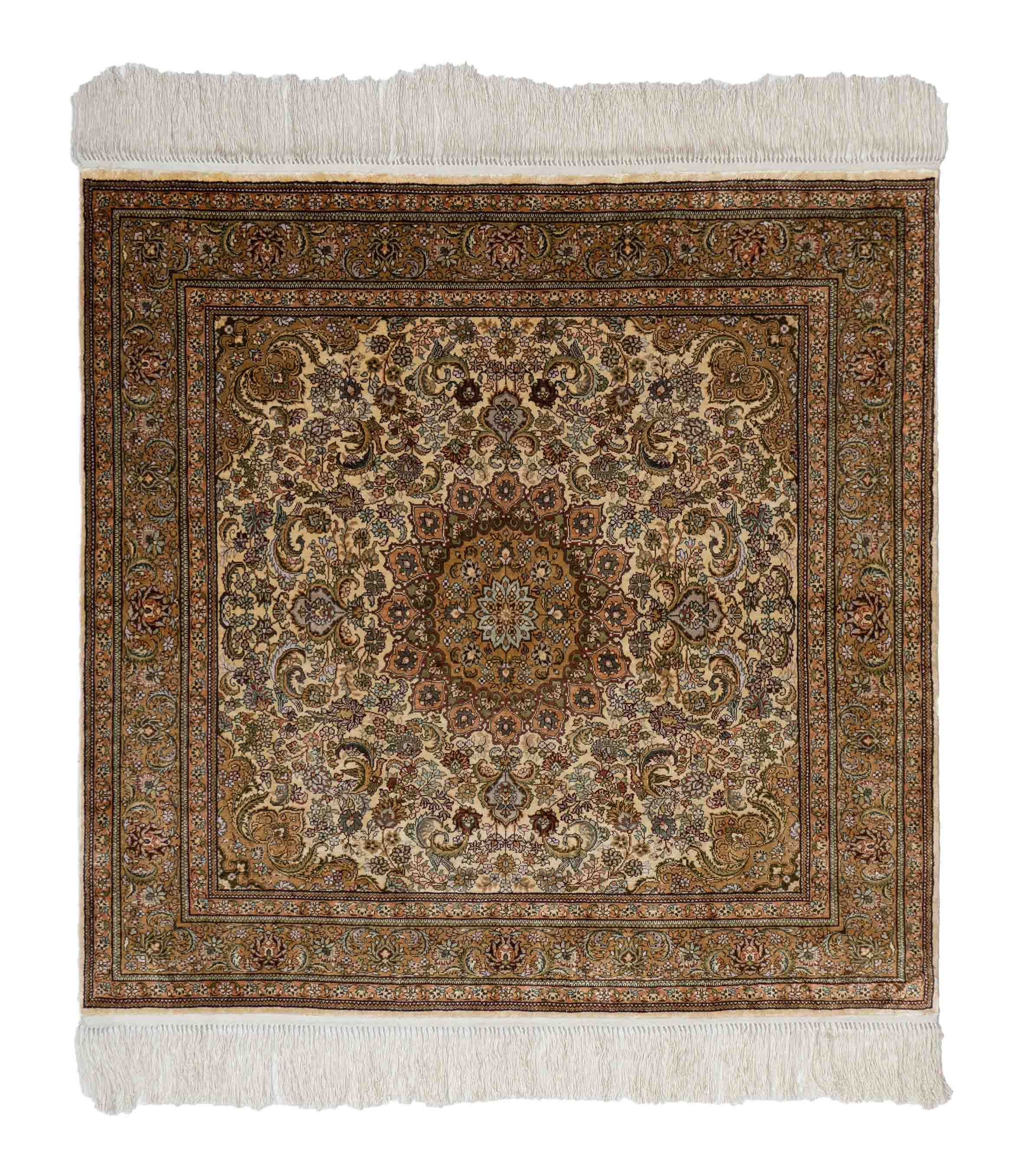 Eine Fotoaufnahme eines Hereke Teppichs.