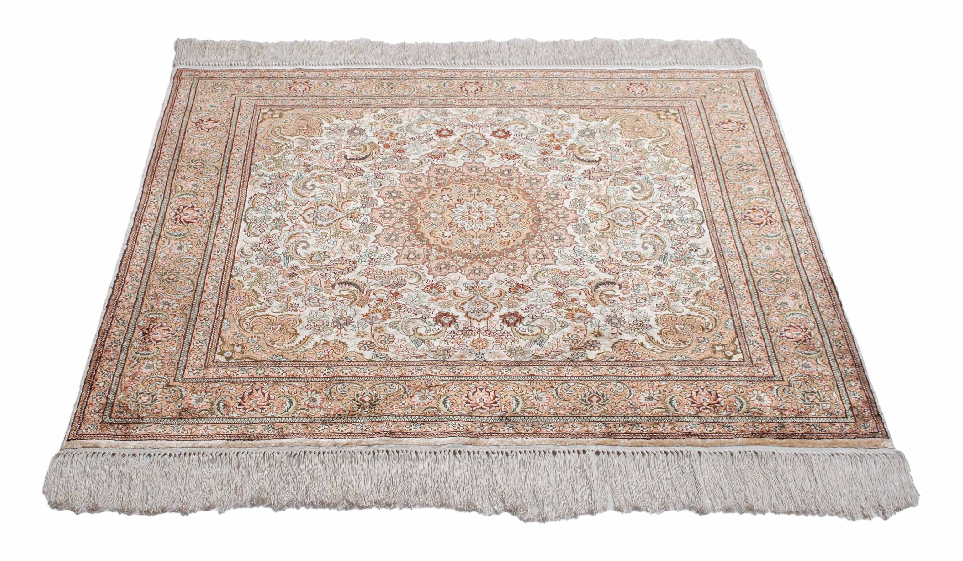 Eine Fotoaufnahme eines Hereke Teppichs.