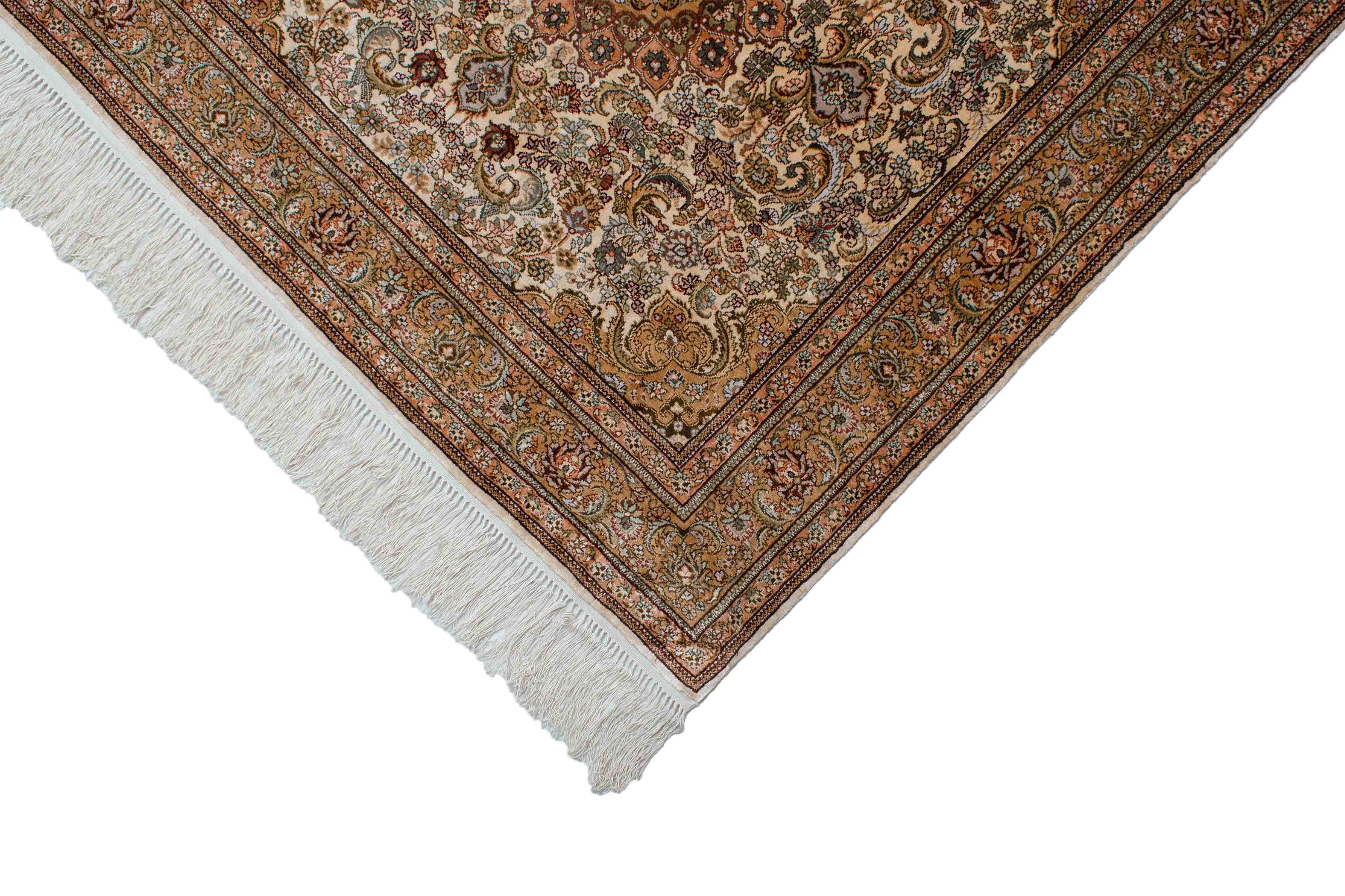 Eine Fotoaufnahme eines Hereke Teppichs.