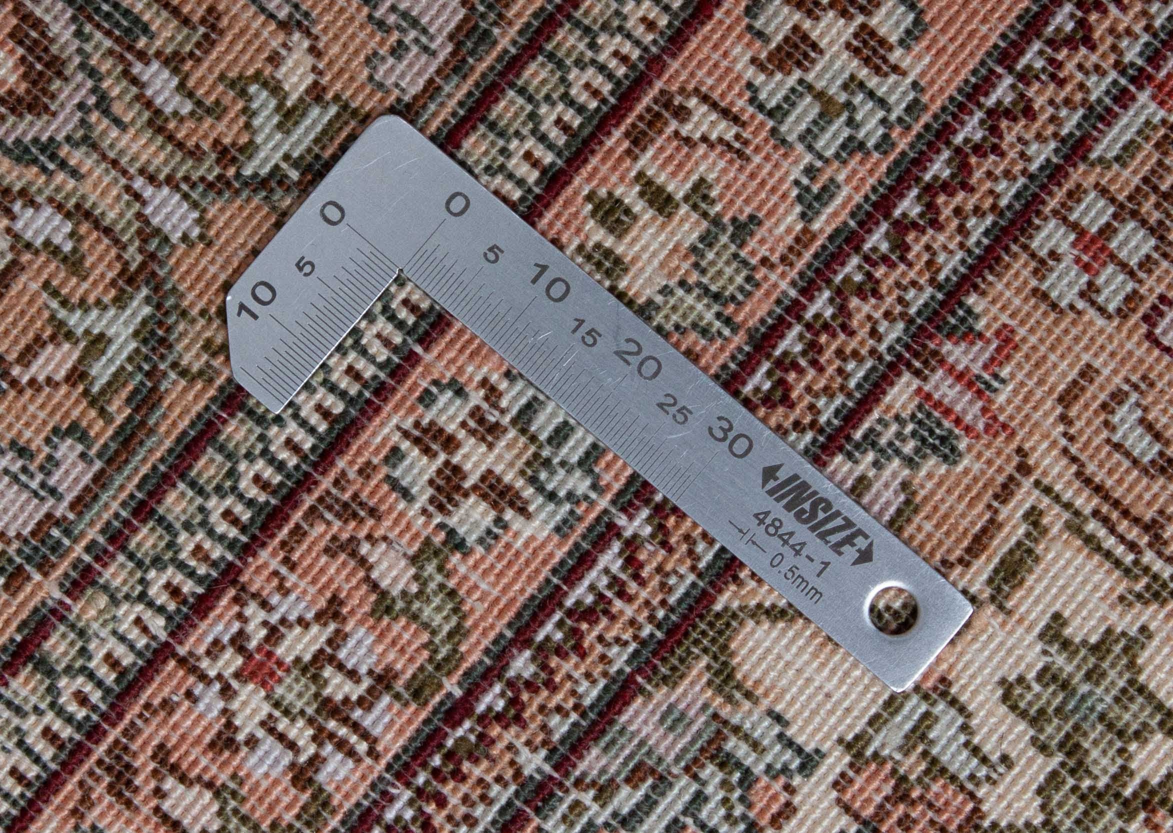 Eine Fotoaufnahme eines Hereke Teppichs.