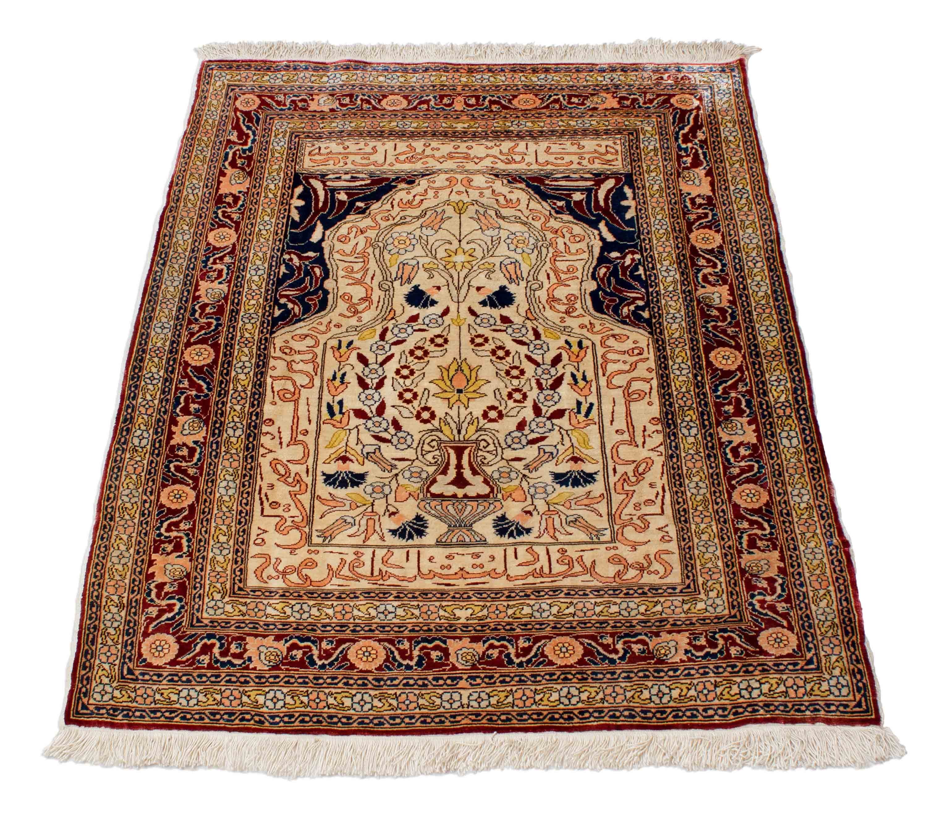 Eine Fotoaufnahme eines Hereke Teppichs.