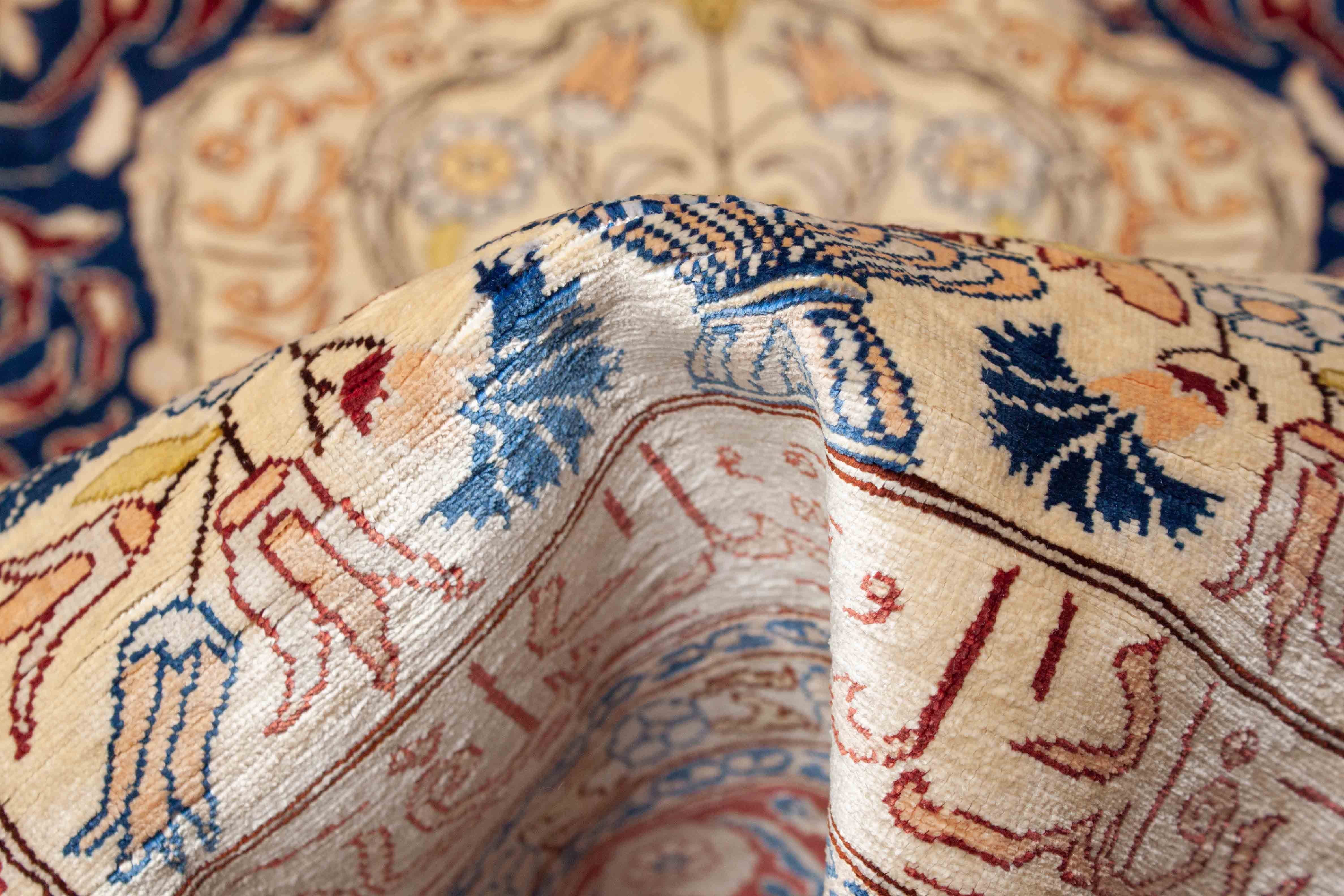 Eine Fotoaufnahme eines Hereke Teppichs.