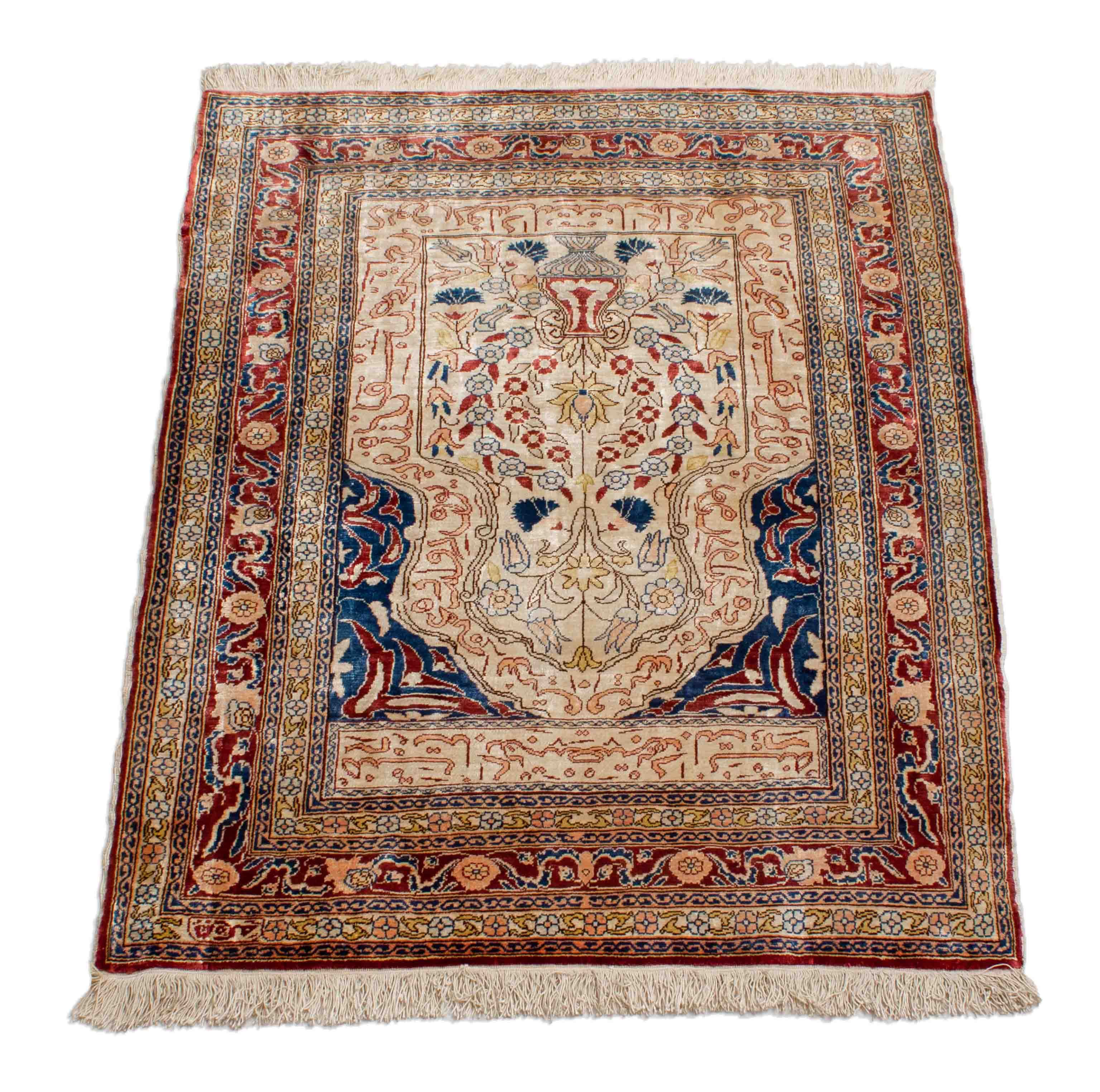 Eine Fotoaufnahme eines Hereke Teppichs.