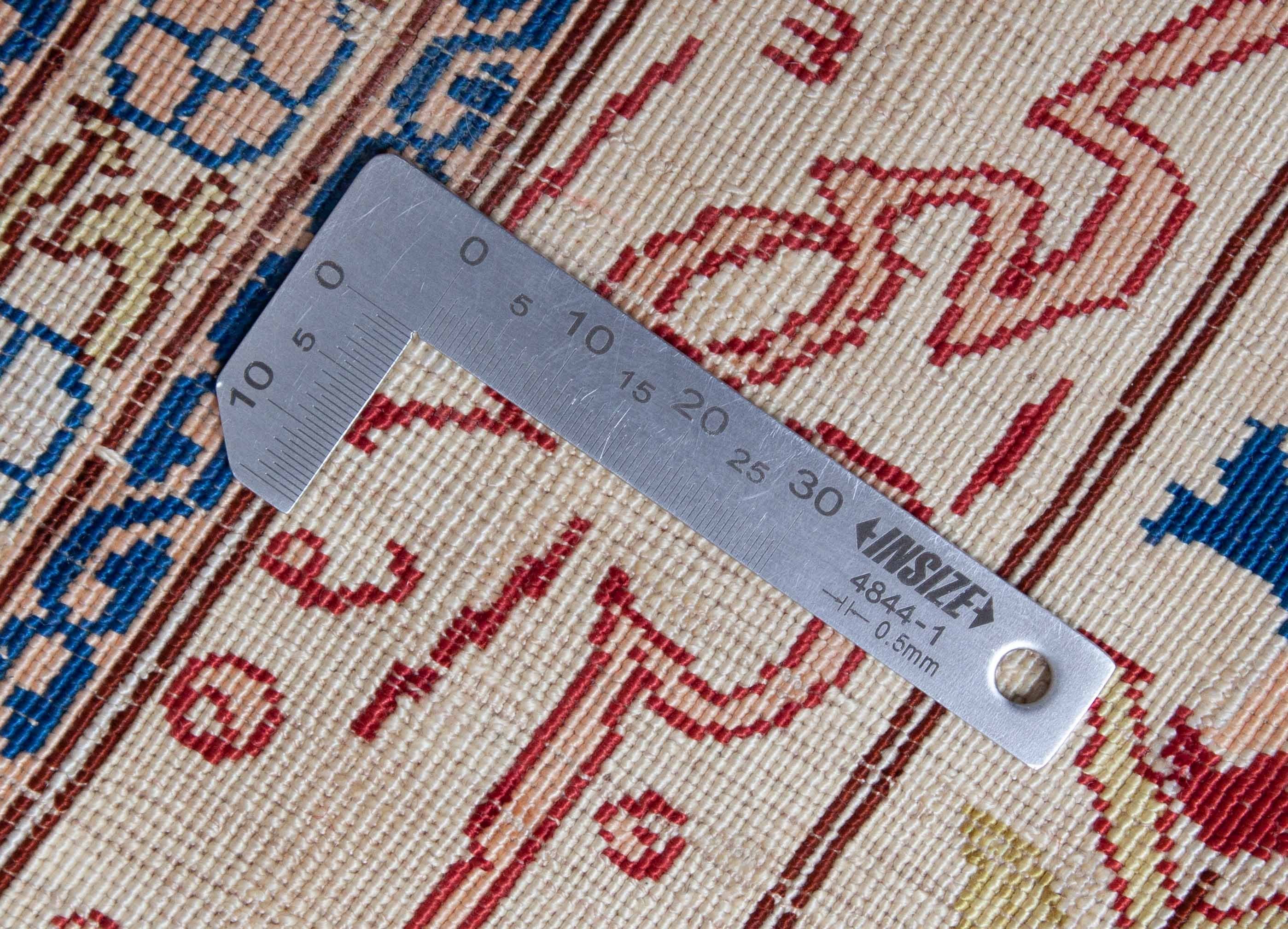 Eine Fotoaufnahme eines Hereke Teppichs.