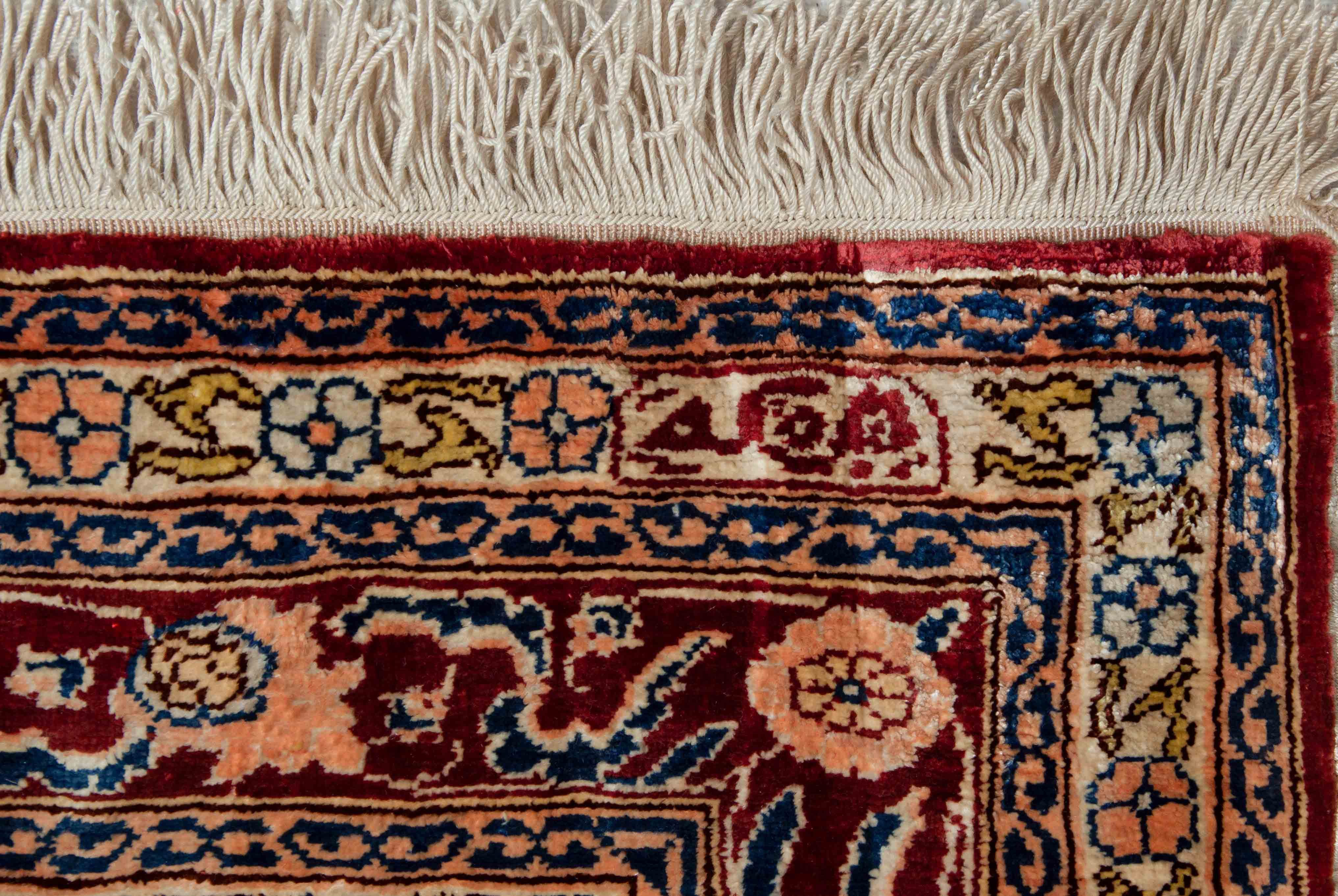 Eine Fotoaufnahme eines Hereke Teppichs.