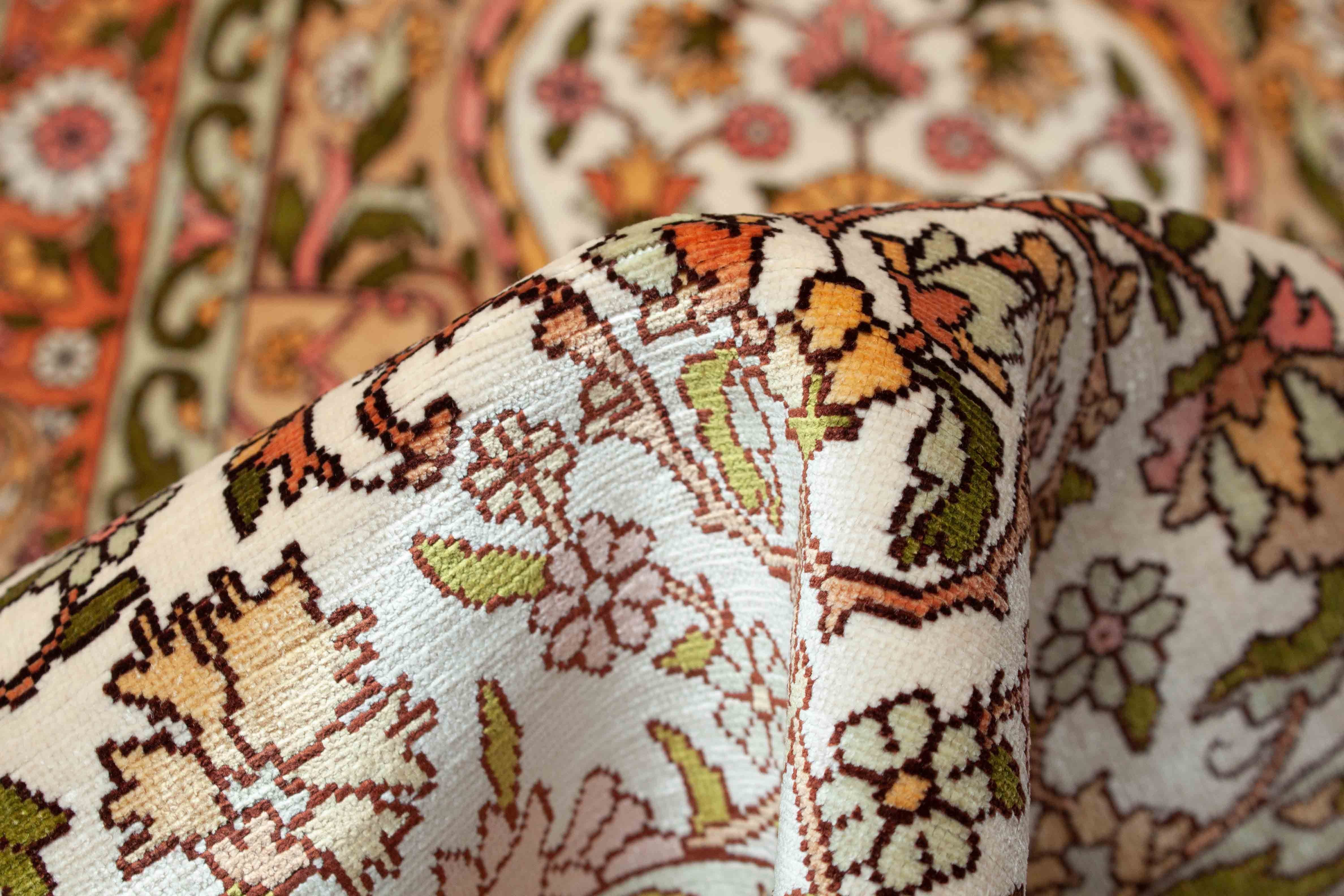 Eine Fotoaufnahme eines Hereke Teppichs.