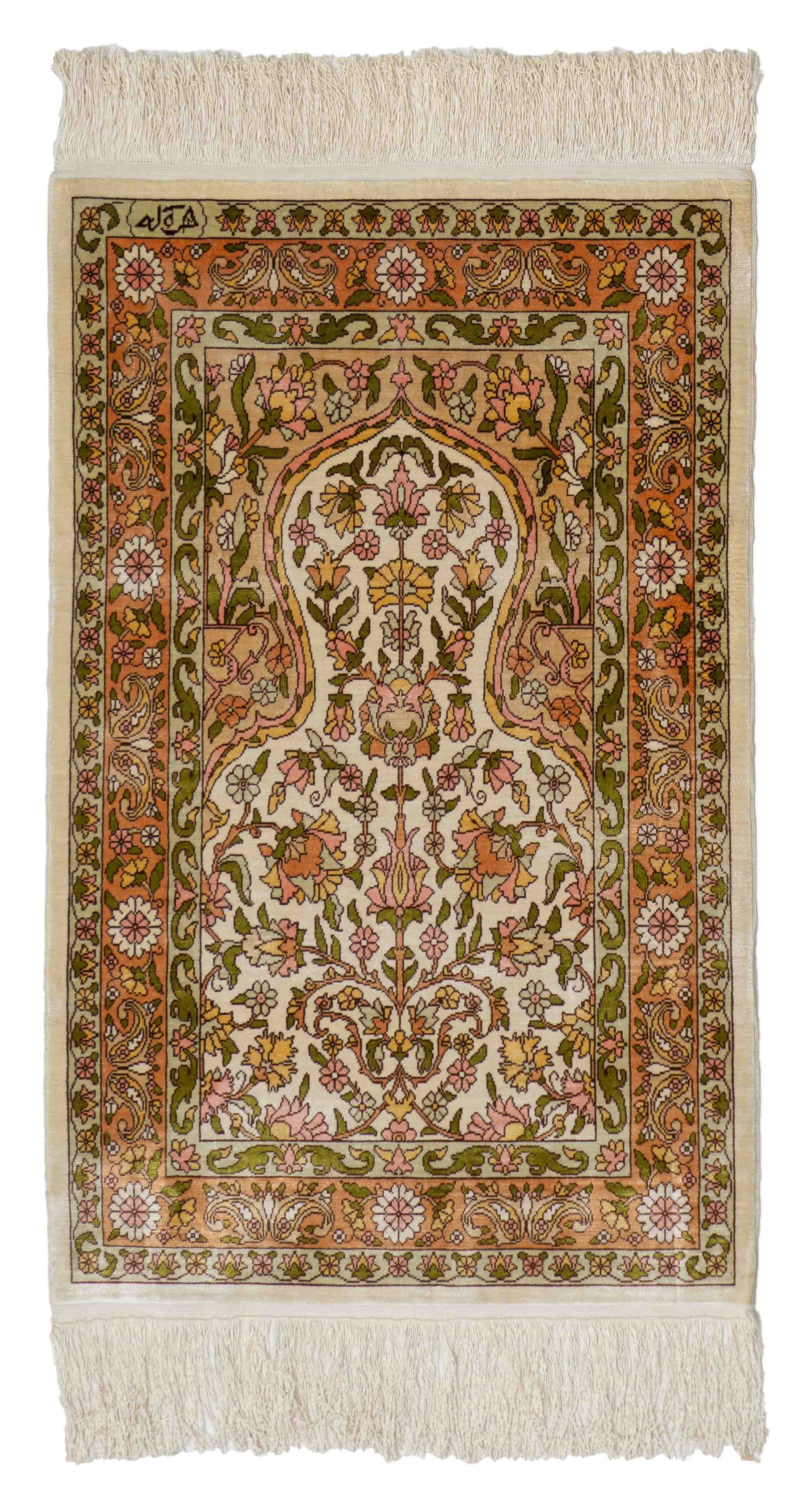 Eine Fotoaufnahme eines Hereke Teppichs.