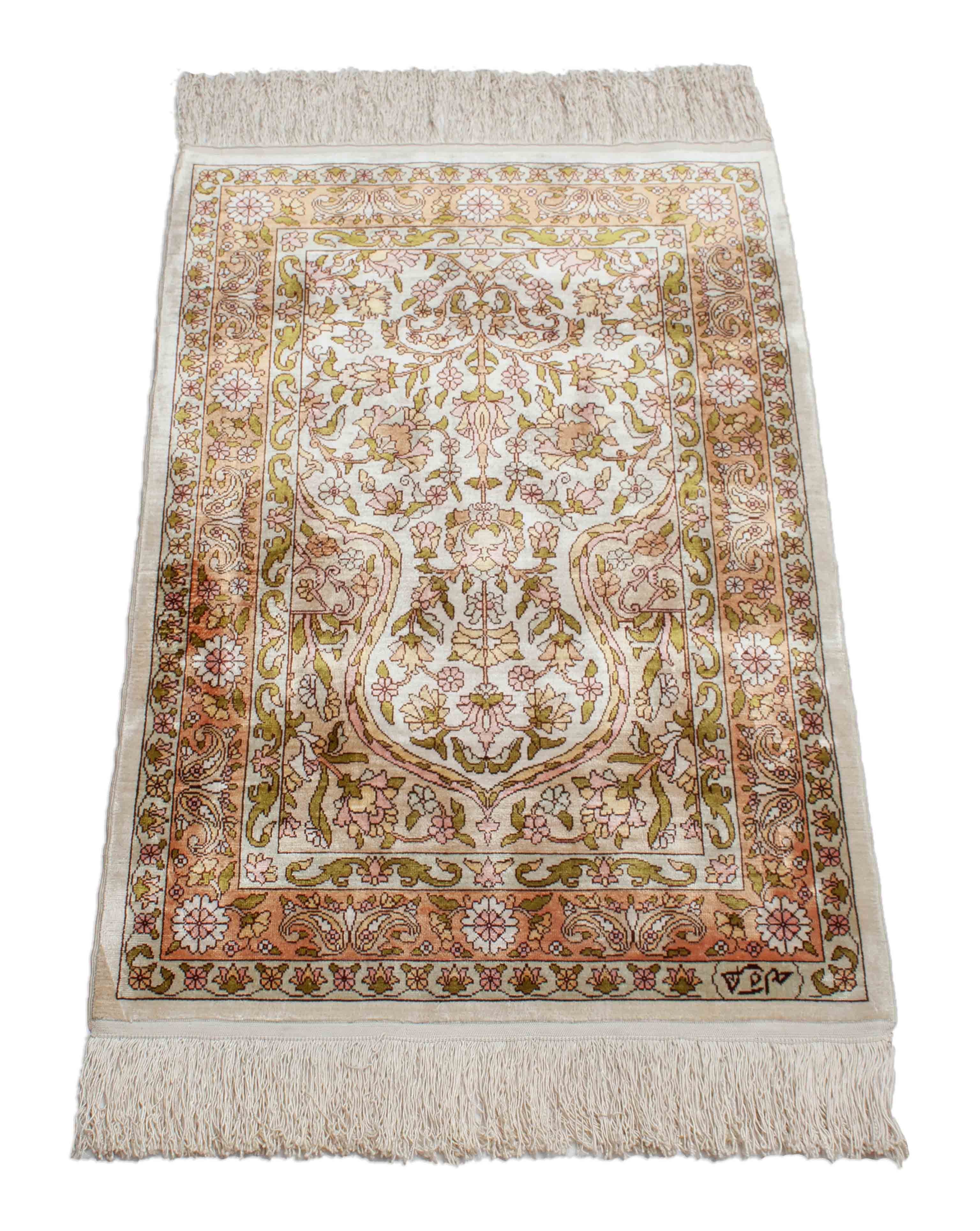 Eine Fotoaufnahme eines Hereke Teppichs.